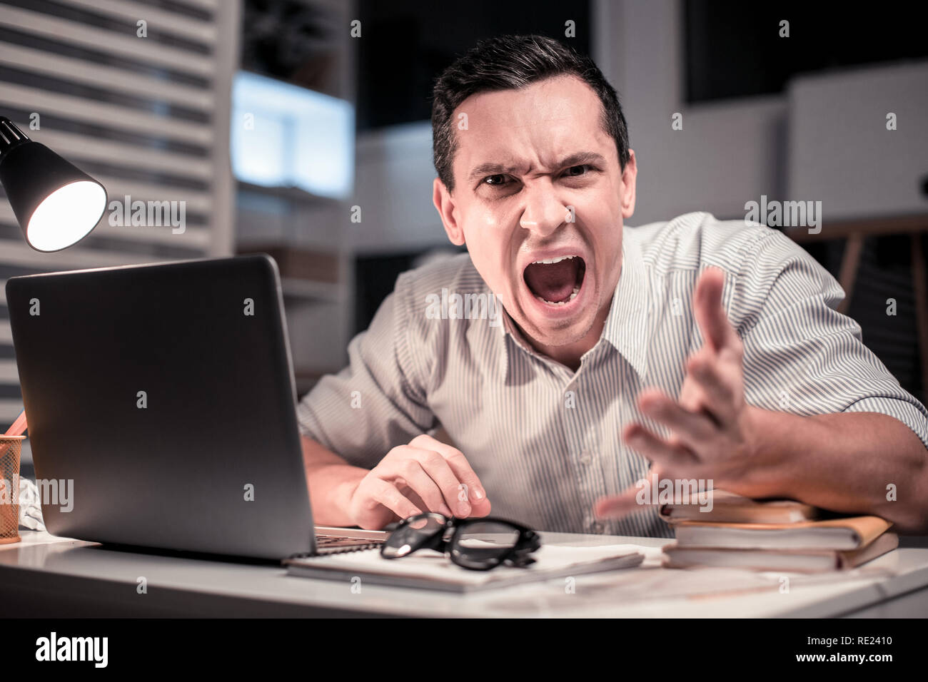L'homme émotionnel en colère qui veulent quitter le travail Banque D'Images