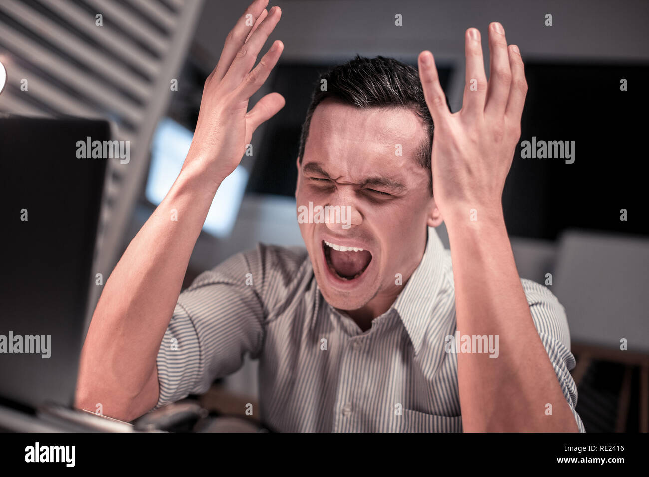 L'homme sombre triste sentiment stressé au travail Banque D'Images
