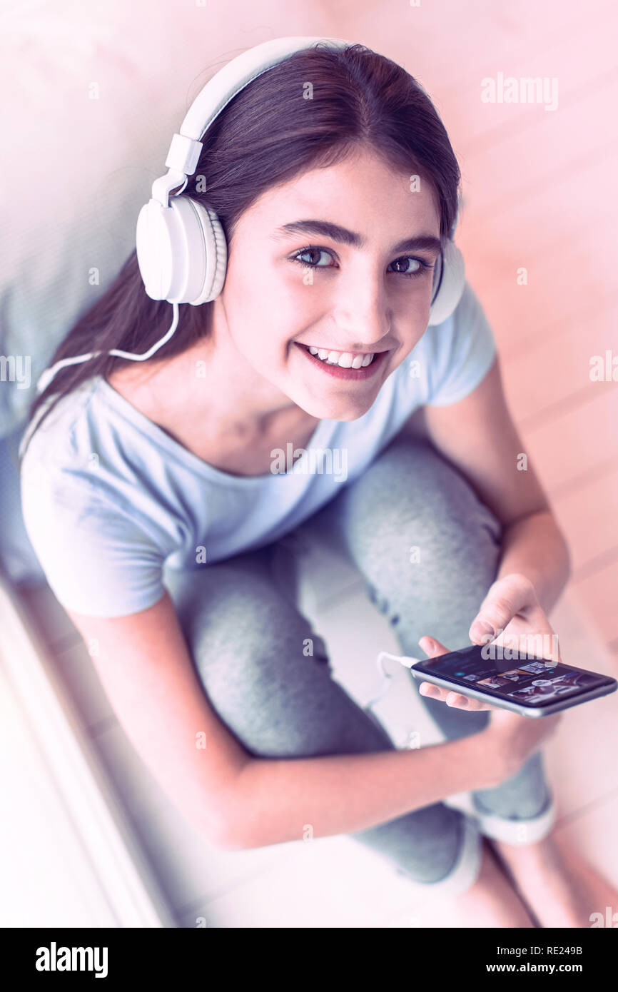 Nice girl in white headphones listening music Banque D'Images