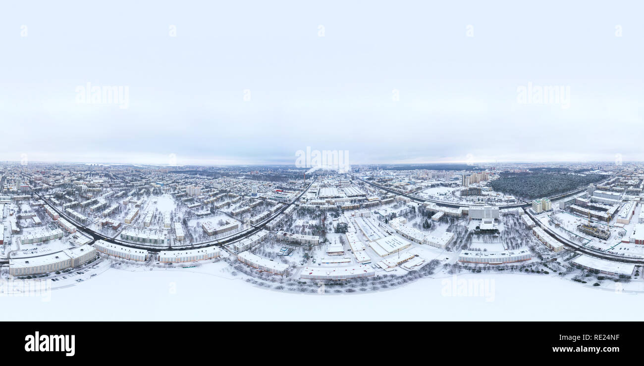 Vue aérienne vue panoramique de la ville de Minsk de quartier résidentiel en construction contre l'hiver gris fond ciel Banque D'Images