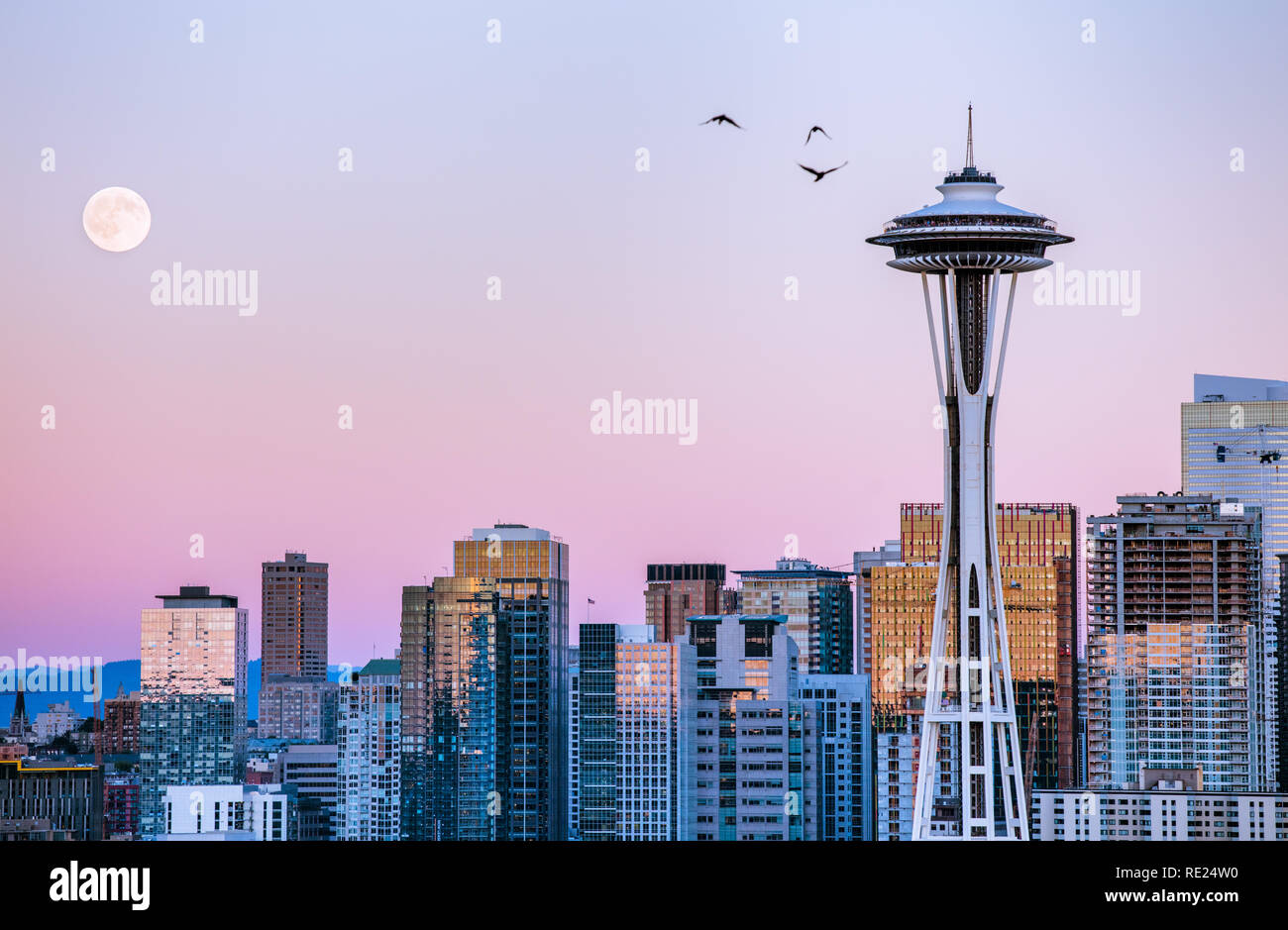 Seattle Skyline avec Pleine Lune et les couleurs du soir Banque D'Images