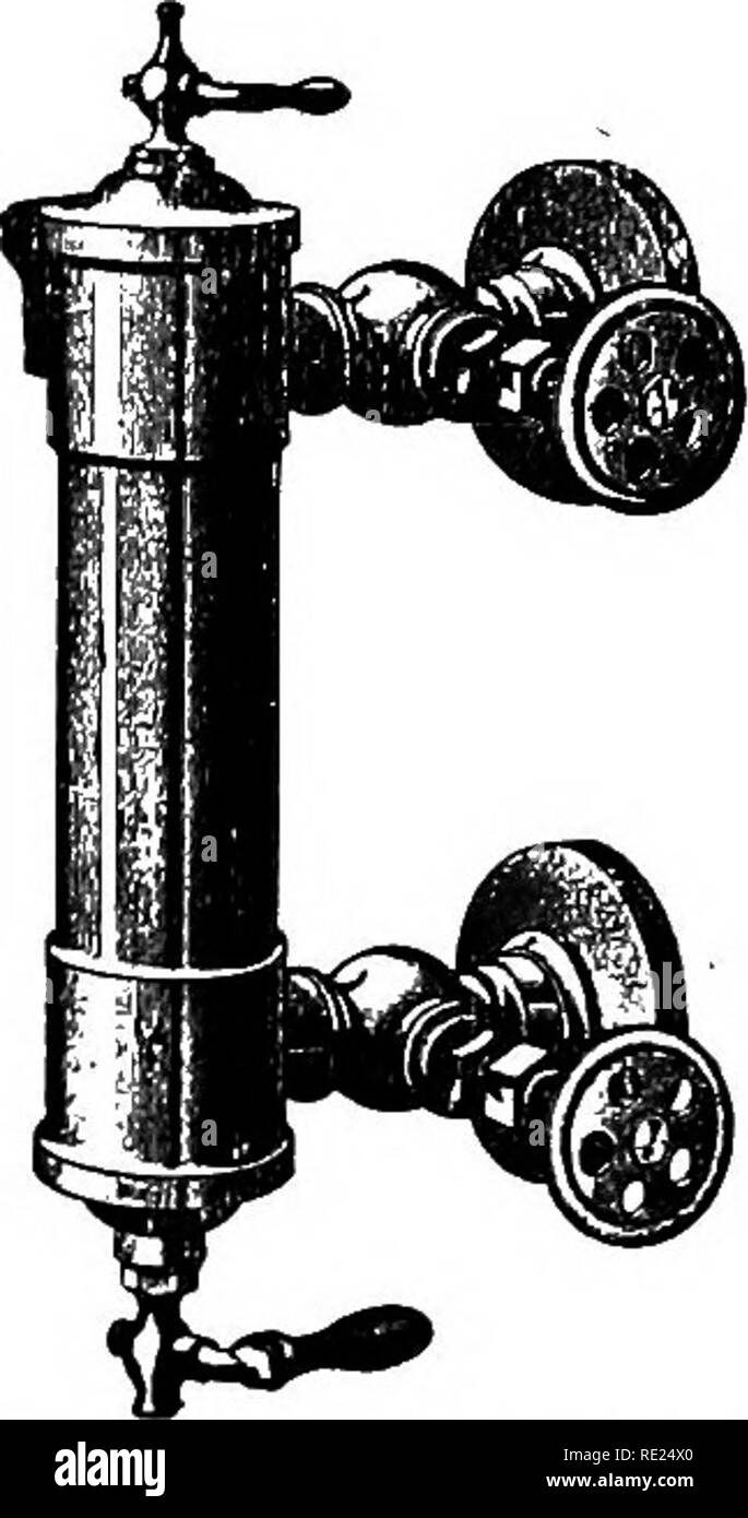 . Le lait condensé et le lait en poudre : préparé pour l'utilisation de lait, produits laitiers et condenseries étudiants pure food services . Le lait condensé. Le lait condensé et le lait en poudre 7i. Lot de Samsung.-Les échantillons peuvent être tirées à partir de la casserole à l'aide des deux valves en bas. Alors que le lait est con- densing, le vide partiel dans la casserole rend impossible le tirage de l'échantillon de simplement en ouvrant la sortie. Au lieu de caus- ment le lait à sortir, l'air se précipitait dans avec force violente et provoquerait le lait dans la casserole d'être jeté dans le condenseur, outre les secousses dangereusement ma Banque D'Images