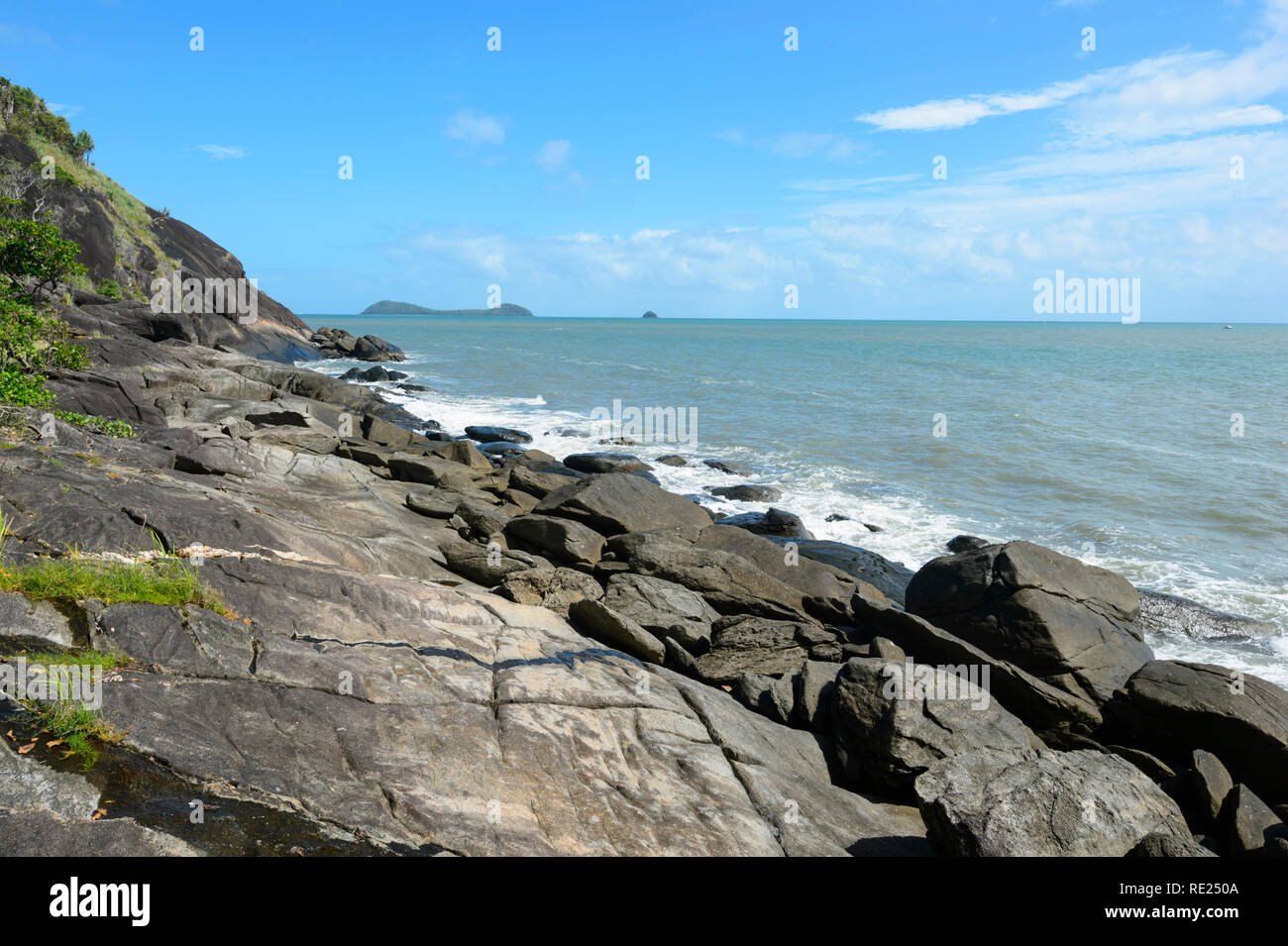 Côte Rocheuse à Trinity Beach avec clapotis des vagues, les plages du nord de Cairns, Mer de Corail, l'extrême nord du Queensland, Queensland, Australie, FNQ Banque D'Images