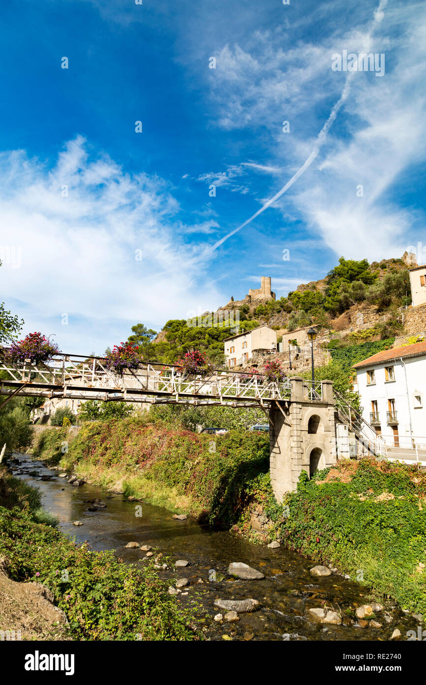 Pont sur ruisseau pittoresque à Lastours, France avec les châteaux dans la distance. Banque D'Images