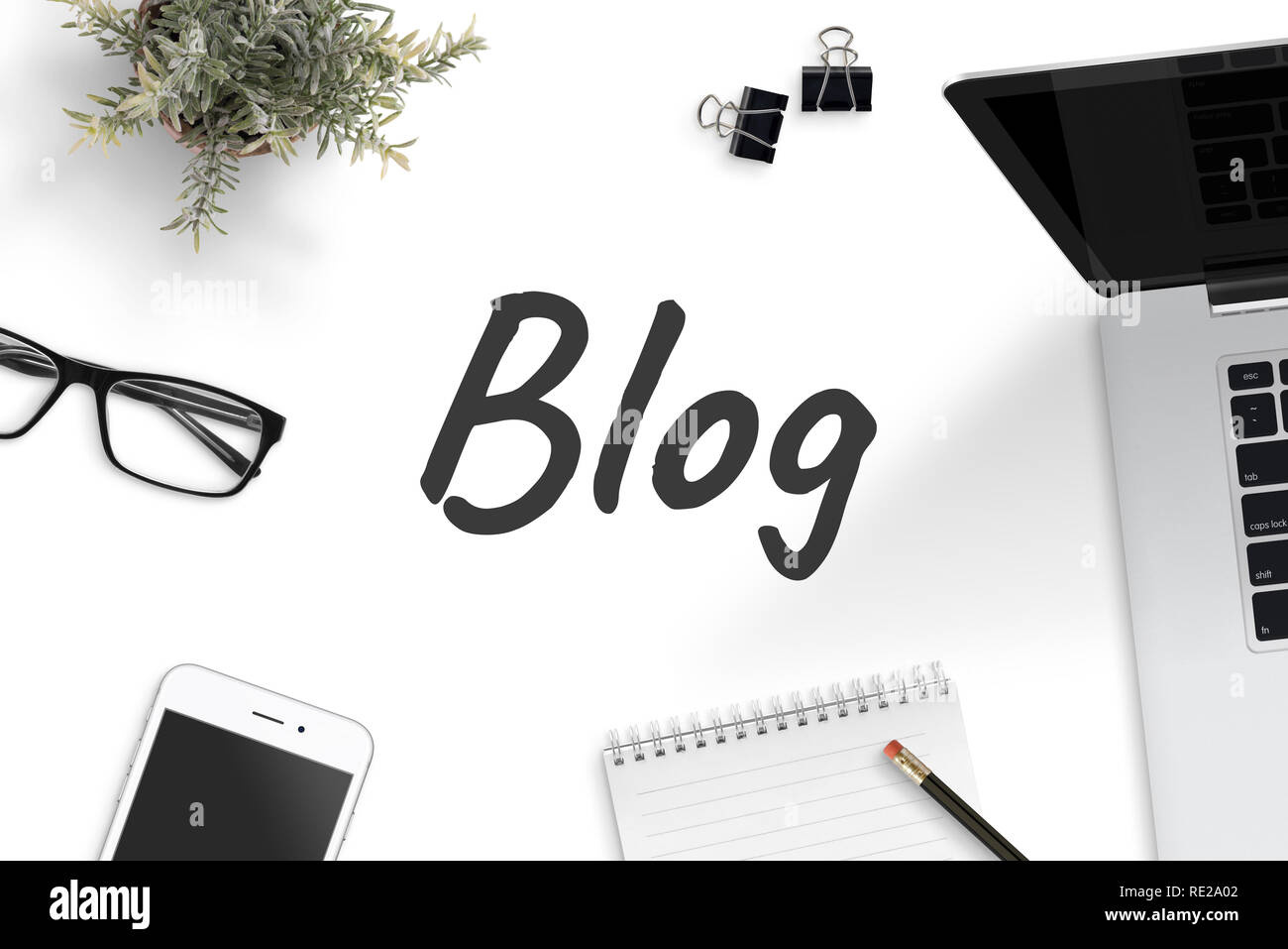 Texte Blog sur office 24 entouré avec le bloc-notes, ordinateur portable, téléphone intelligent, un crayon, des clips, des verres, des végétaux. Vue supérieure de la concept. Banque D'Images