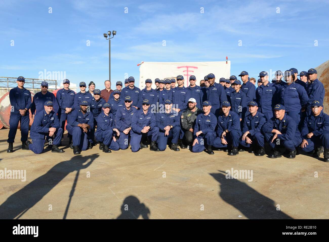 Les membres du secteur de la Garde côtière de la baie Delaware posent avec Jon Dorenbos, un joueur de football Philadelphia Eagles, après avoir effectué un tour de magie pour le secteur de la Garde côtière canadienne Delware Bay personnel et ses environs, unitsTuesday 8 novembre 2016. Dorenbos a effectué le tour de magie pour les anciens combattants et militaires en service actif comme un remerciement pour leur service. Banque D'Images