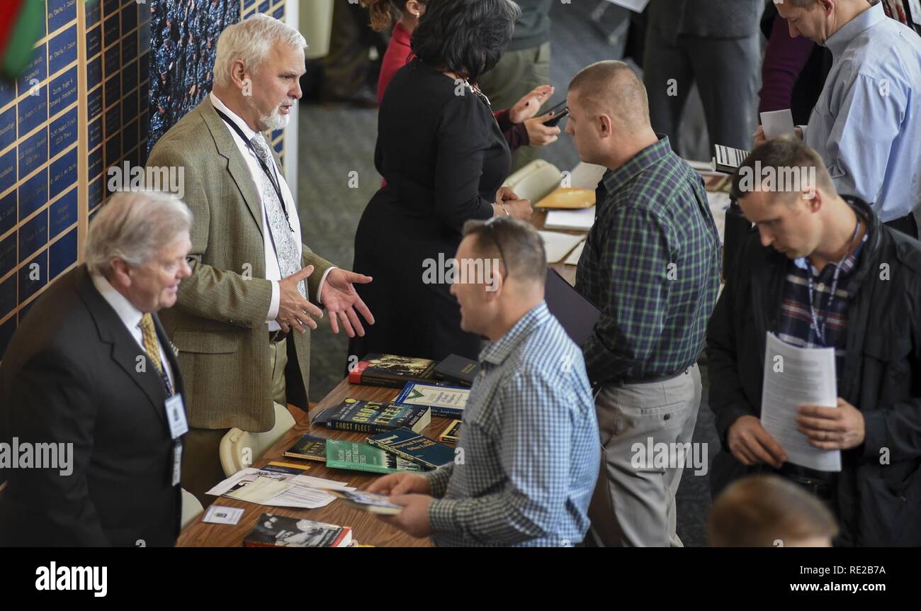 NEWPORT, R.I. (Nov. 7, 2016) George Lucas, professeur, U.S. Naval War College (NWC) College de leadership stratégique, opérationnel et fournit des informations à un étudiant au cours d'une foire au choix tenue à NORTH WEST COMPANY. La foire est une occasion pour les étudiants d'apprendre et de choisir parmi les différents cours offerts au choix lors du prochain trimestre à NORTH WEST COMPANY. Banque D'Images