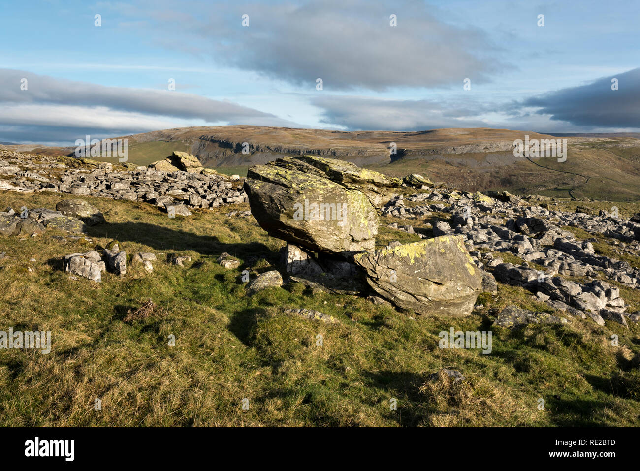 Les pierres, Norber Austwick, Yorkshire Dales National Park. Les rochers jonchent le plateau sont des blocs erratiques glaciaires. Banque D'Images