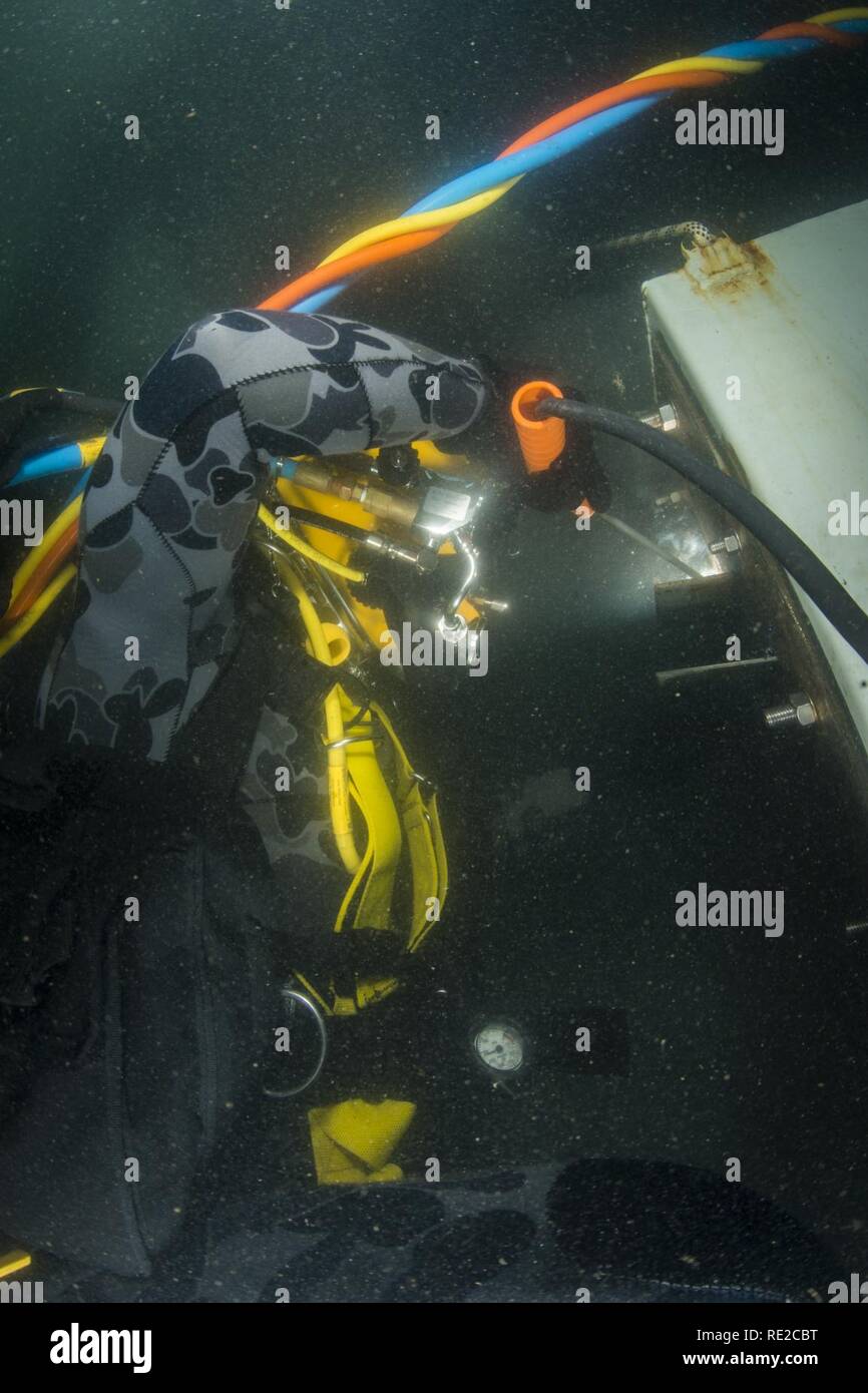 Un plongeur de la Marine royale australienne affectés à l'équipe de plongeurs-démineurs de l'Australie (AUSCDT), les pratiques d'un soudage avec des compétences de l'unité mobile de récupération de plongée (MDSU) 1 pendant l'exercice 2016 Dugong, à Sydney, Australie, le 9 novembre 2016. Le Dugong est un bi-latérale U.S Navy et de la Royal Australian Navy d'entraînement, l'avancement au niveau tactique, l'intégration des composants du service aux États-Unis, la capacité et l'interopérabilité avec l'équipe de plongeurs-démineurs de l'Australie (AUSCDT). Banque D'Images
