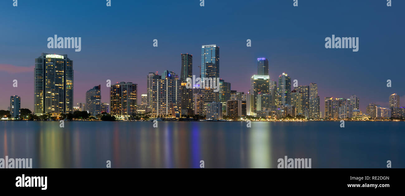 Panorama de la ville de Miami la nuit par dessous le pont William M. Powell (Rickenbacker Causeway) à Miami, Floride Banque D'Images