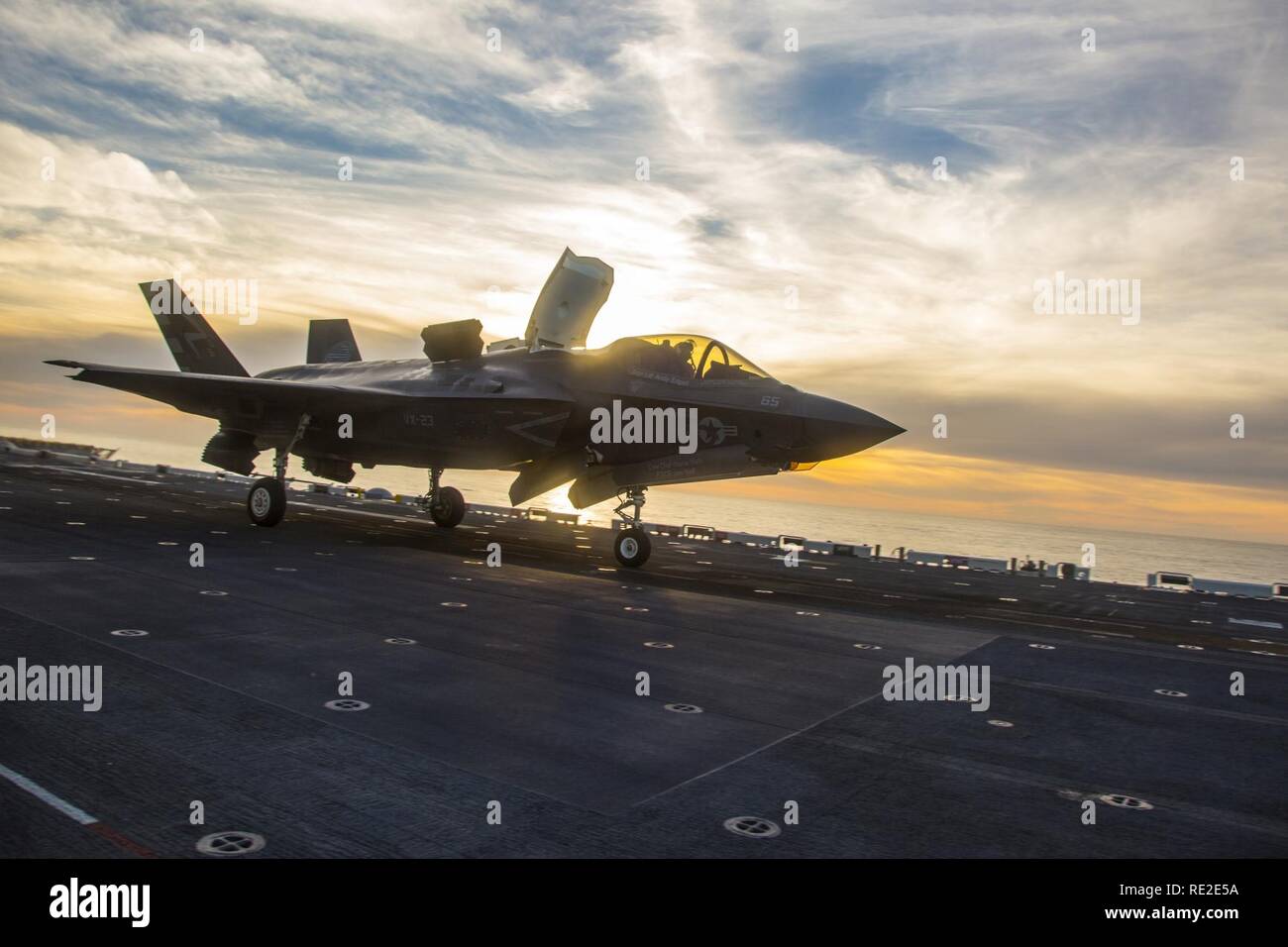Océan Pacifique (nov. 7, 2016) - Un F-35B Lightning II à décollage/atterrissage vertical (STOVL) lance à partir de l'assaut amphibie USS America (LHA 6). Dans un troisième et dernier F-35B affectation de phase de test (DT-III), l'aéronef est en pleine expansion de l'enveloppe par le biais d'une série de lancements et recouvrements dans diverses conditions d'exploitation telles que l'état de la mer et des vents forts. Banque D'Images