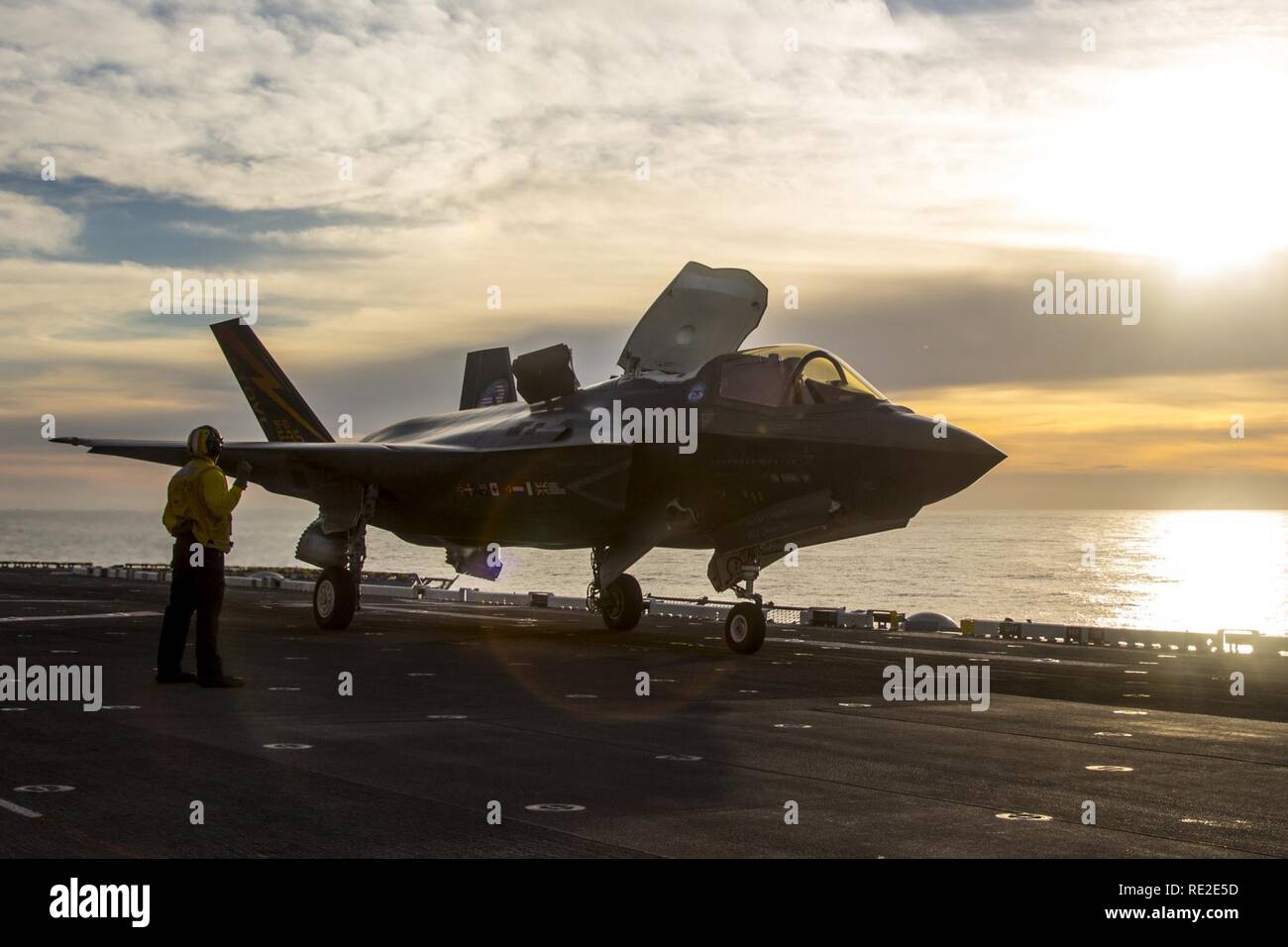 Océan Pacifique (nov. 7, 2016) - Un avion chargé de maintenance utilise des signaux à main pour diriger un F-35B Lightning II avant d'aéronefs sur le pont en préparation pour le lancement de l'assaut amphibie USS America (LHA 6). Dans un troisième et dernier F-35B affectation de phase de test (DT-III), l'aéronef est en pleine expansion de l'enveloppe par le biais d'une série de lancements et recouvrements dans diverses conditions d'exploitation telles que l'état de la mer et des vents forts. Banque D'Images