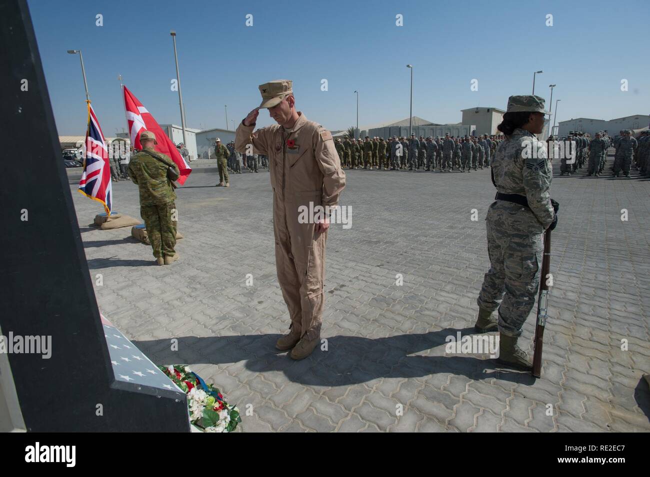 Le Colonel Kevin, 380 Escadre expéditionnaire de la vice-commandant, rend hommage à la vie des membres au cours d'un service tombé Coalition Veteran's Day le 11 novembre 2016 dans un endroit inconnu en Asie du Sud-Ouest. Après le dépôt de couronnes, un aumônier de la Royal Australian Air Force a conduit les membres du service dans un récitant de l'Ode, un segment d'un poème de Laurence Binyon en 1914. Banque D'Images