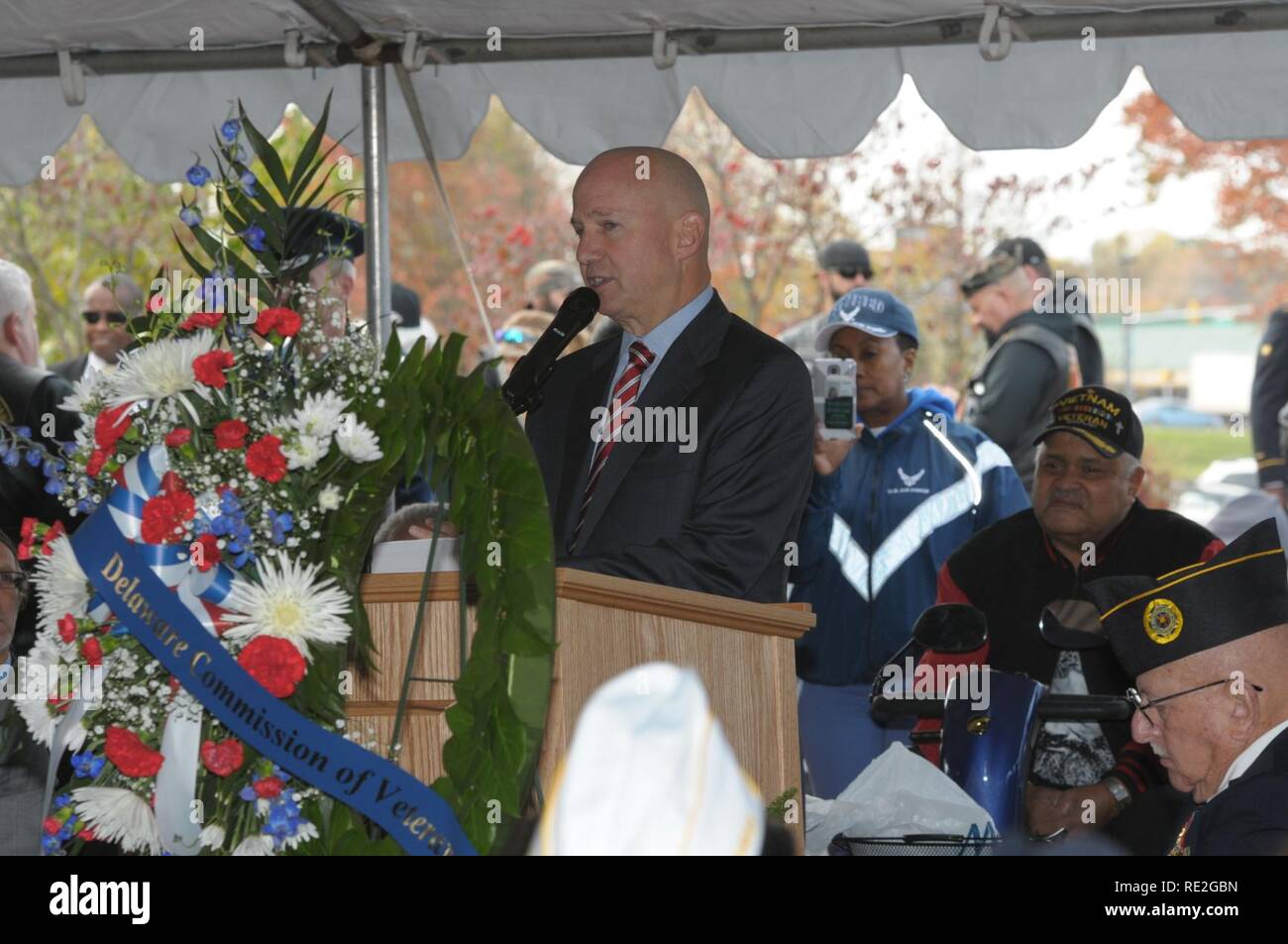 11/11/16 - Veteran's Day Event Gouverneur Jack Markell parle au cours de la célébration de la Journée des anciens combattants à la Delaware Memorial Bridge en tant que membres de tous les services qu'hier et d'aujourd'hui honorer ceux qui ont servi, dans la région de Wilmington, Del. Banque D'Images