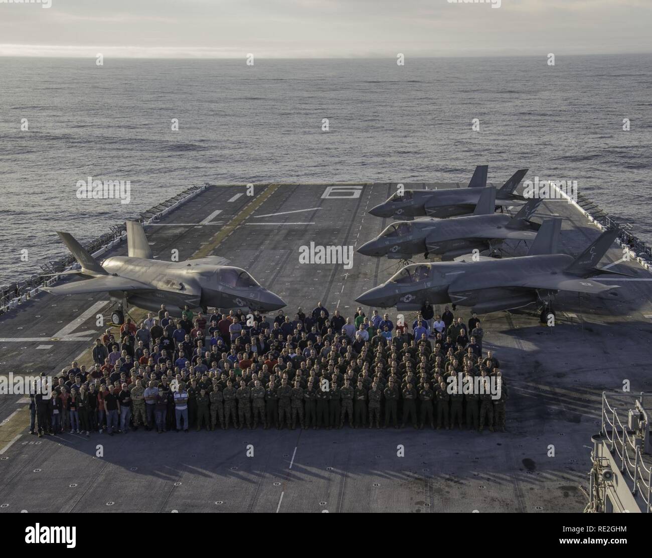 Océan Pacifique (nov. 11, 2016) photo de groupe des F-35B Lightning II le personnel menant à décollage/atterrissage vertical (STOVL) des opérations à bord de l'USS America (LHA 6) au cours de la troisième et dernière phase de test de développement (DT-III) de F-35B et de l'intégration. pertinence de l'opérateur Un large groupe de Pax River Force d'essai intégré (ITF), techniciens, ingénieurs, techniciens, logisticiens, personnel de soutien et pilotes d'essai de l'air salé de chiens Évaluation et essais (Escadron VX) 23 NAS attribués à Patuxent River, Maryland, sont à bord de l'USS America avec Marine Test de fonctionnement et d'évaluation (Escadron VMX) Banque D'Images
