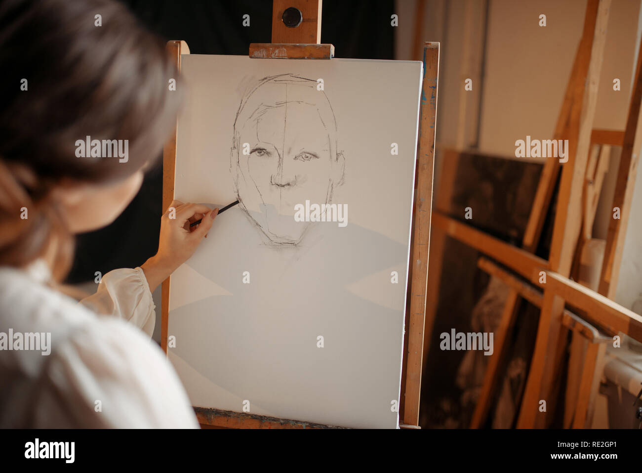 Femme peintre dans Studio, crayon sur chevalet. Peinture créative, femme, portrait dessin de l'intérieur de l'atelier sur l'arrière-plan Banque D'Images
