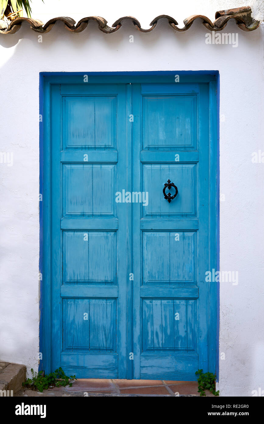 Altea village blanc porte bleue à Alicante en Espagne Méditerranéenne Banque D'Images
