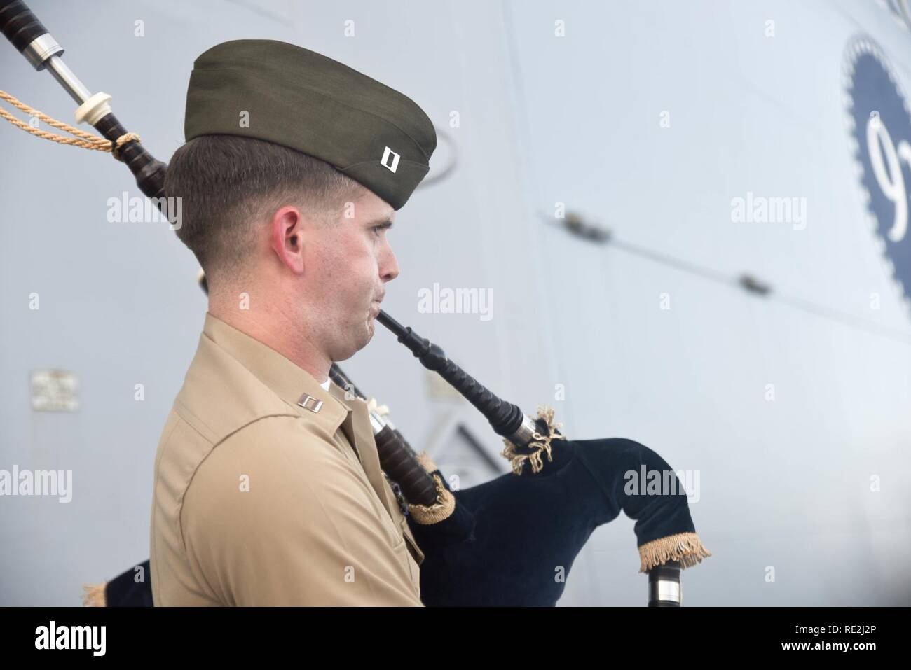 Mer de Chine du sud (nov. 10, 2016) Le capitaine Michael Harper joue le Marine Corps Hymne sur la cornemuse pendant la 241e cérémonie d'anniversaire du Corps des marines à bord du quai de transport amphibie USS Somerset (LPD 25). Le Somerset, une partie de l'île de Makin groupe amphibie, opère dans le domaine de la 7ème flotte américaine, opérations avec l'entrepris 11e Marine Expeditionary Unit, à l'appui de la sécurité et de la stabilité dans la région du Pacifique-Indo-Asia. Banque D'Images