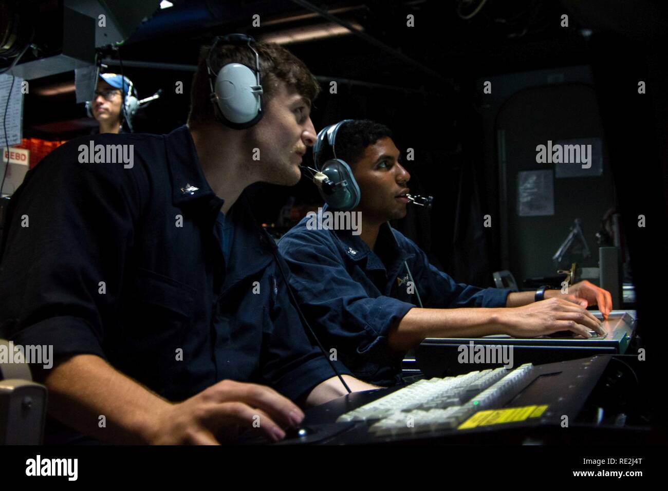 Mer Rouge (nov. 7, 2016) Maître de 2e classe Douglas Oneil de Fredericksburg, en Virginie, et le Maître de 3e classe Quincy Blackmon de Temple, Texas, superviser la tactique de combat dans le centre d'information de missiles de l'USS Mason (DDG 87). Mason, déployés dans le cadre du groupe aéronaval d'Eisenhower, appuie les opérations de sécurité maritime et les efforts de coopération en matière de sécurité dans le théâtre dans la 5e flotte américaine zone d'opérations. Banque D'Images