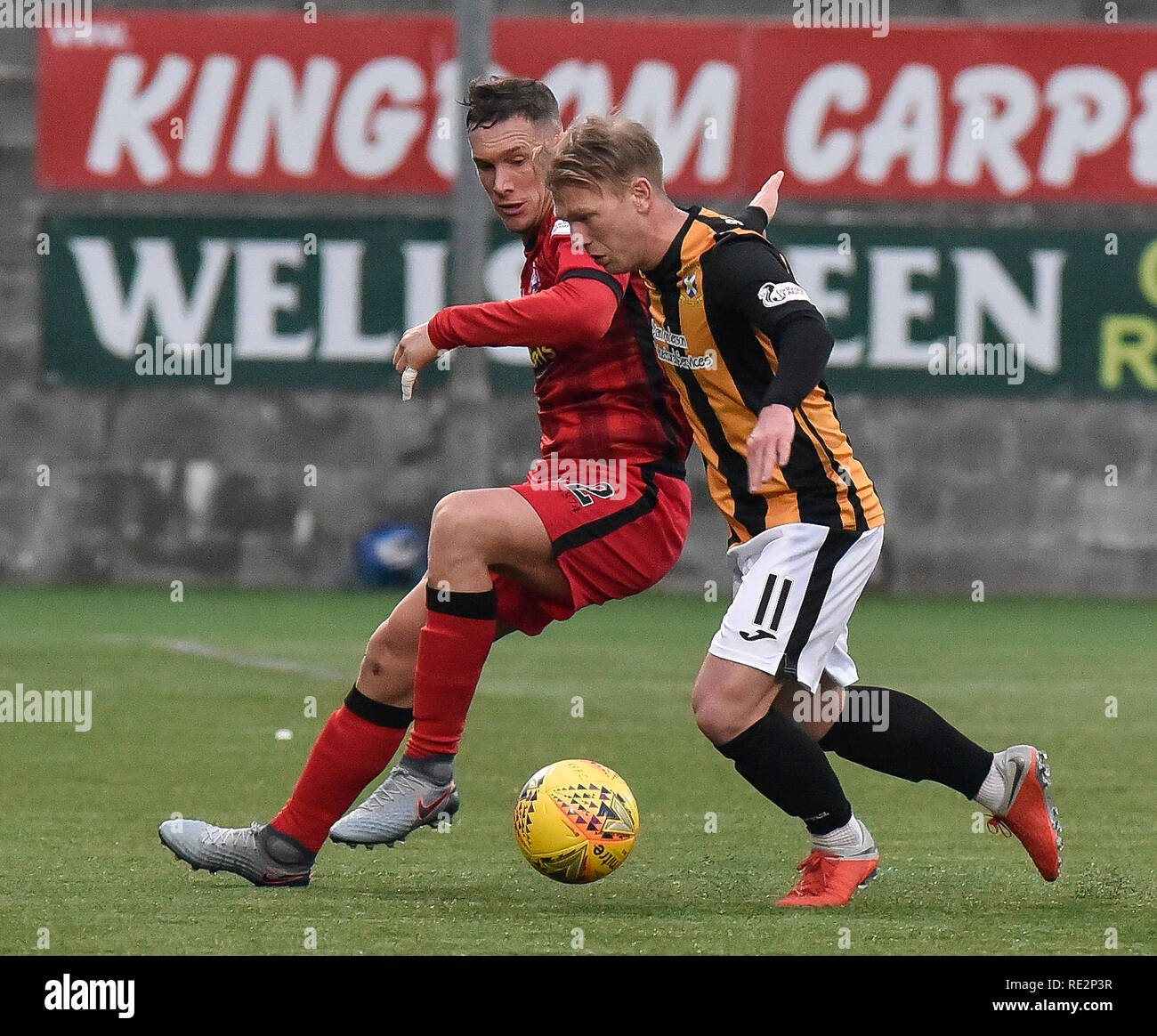 METHIL, Ecosse, Royaume-Uni. East Fife FC a pris sur Greenock Morton dans la William Hill Scottish Cup 4ème tour à Bayview Stadium. La Ligue 1 à temps partiel l'équipe de battre une ligue au-dessus d'eux afin de progresser au 5e tour. Photo : Michael Tidser (Greenock Morton) et Scott Agnew (East Fife) au cours de la William Hill Scottish Cup 4ème tour entre East Fife et Greenock Morton à la localité, où le stade Bayview du moyeu de la Ligue 1 face réussi une belle victoire pour en faire le 5e tour tirage. © Dave Johnston / Alamy Live News Banque D'Images