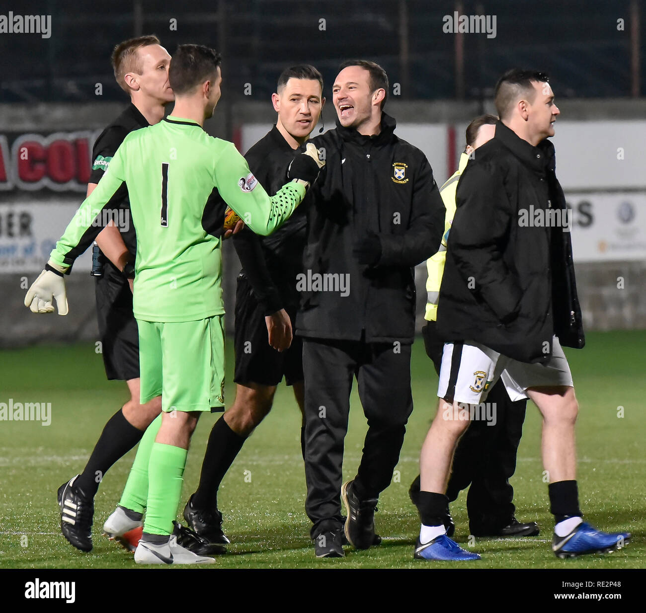 METHIL, Ecosse, Royaume-Uni. East Fife FC a pris sur Greenock Morton dans la William Hill Scottish Cup 4ème tour à Bayview Stadium. La Ligue 1 à temps partiel l'équipe de battre une ligue au-dessus d'eux afin de progresser au 5e tour. Sur la photo : East Fife Manager Darren Young célèbre à plein temps avec East Fife attaquant Brett longtemps après que le William Hill Scottish Cup 4ème tour entre East Fife et Greenock Morton à la localité, où le stade Bayview du moyeu de la Ligue 1 face réussi une belle victoire pour en faire le 5e tour tirage. © Dave Johnston / Alamy Live News Banque D'Images