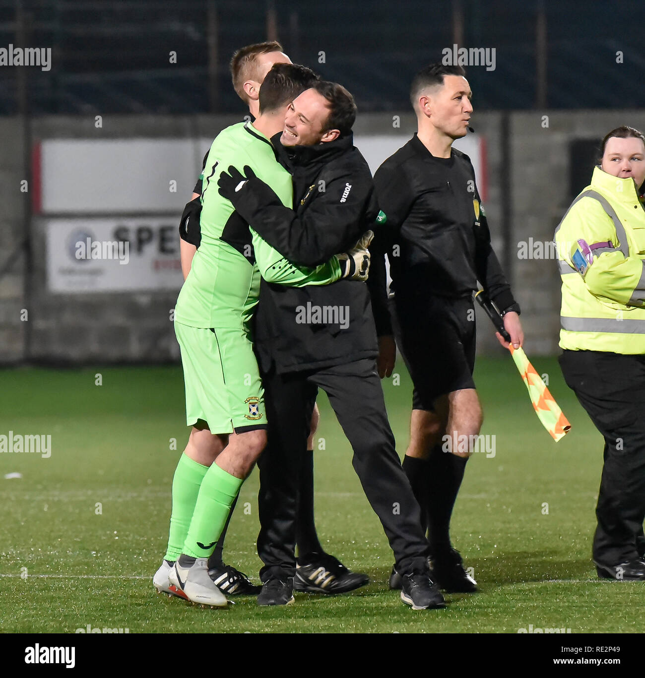 METHIL, Ecosse, Royaume-Uni. East Fife FC a pris sur Greenock Morton dans la William Hill Scottish Cup 4ème tour à Bayview Stadium. La Ligue 1 à temps partiel l'équipe de battre une ligue au-dessus d'eux afin de progresser au 5e tour. Sur la photo : East Fife Manager Darren Young célèbre à plein temps avec East Fife attaquant Brett longtemps après que le William Hill Scottish Cup 4ème tour entre East Fife et Greenock Morton à la localité, où le stade Bayview du moyeu de la Ligue 1 face réussi une belle victoire pour en faire le 5e tour tirage. © Dave Johnston / Alamy Live News Banque D'Images