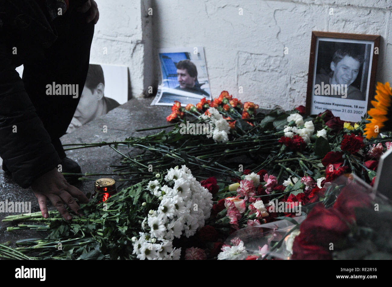 Moscou, Russie. 19 Jan, 2019. Les gens mettent des fleurs à l'endroit où Stanislav Markelov et Anastasia Baburova ont été assassinés. Des centaines se sont réunis à Moscou pour commémorer le 10e anniversaire de leur mort aux mains d'un néo-nazi le 19 janvier, 2009. Crédit : Aleks/Lokhmutov Alamy Live News. Banque D'Images