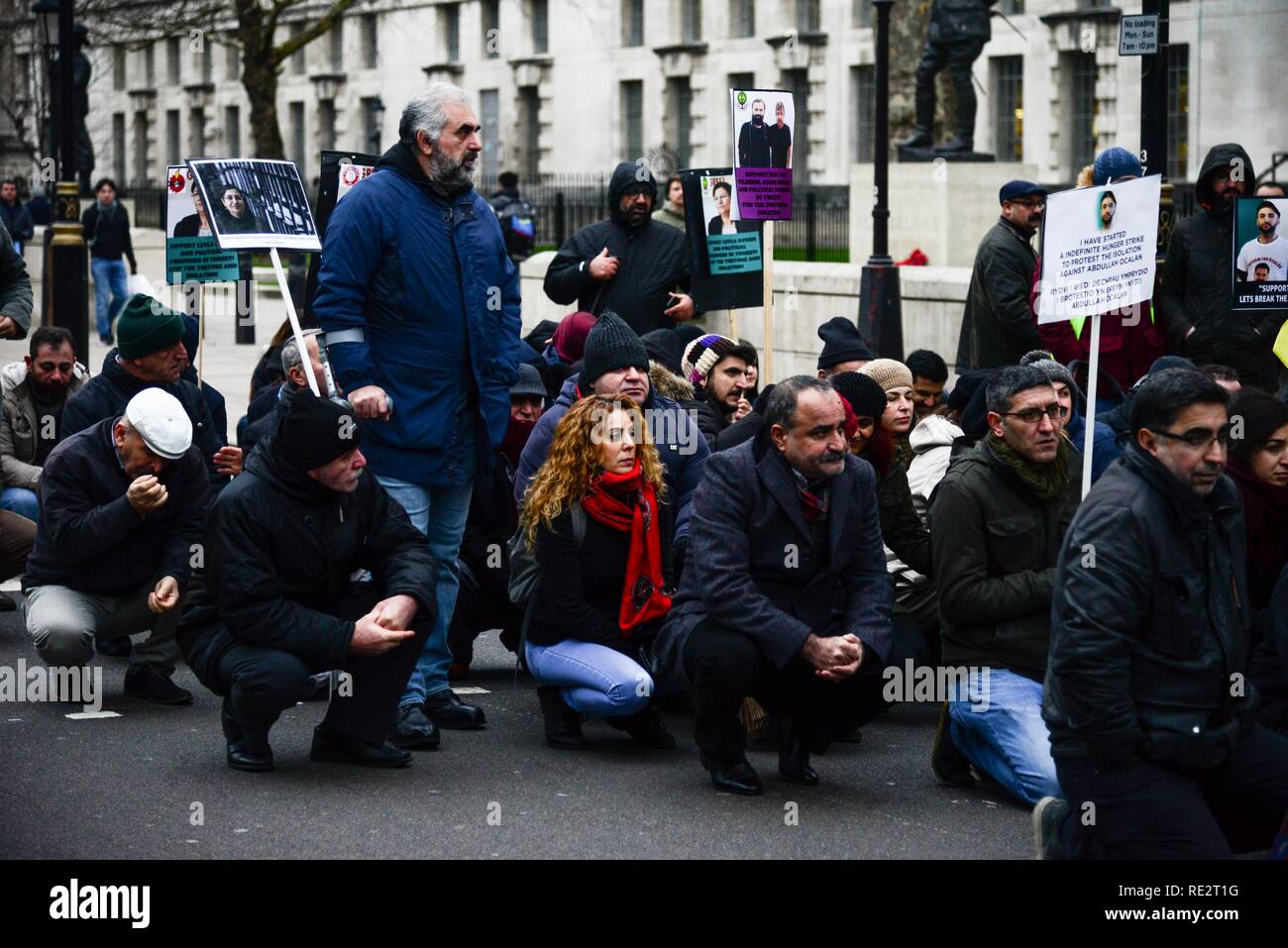 Londres, Royaume-Uni. 19 janvier, 2019. Une protestation s'asseoir en face de Downing Street par demonstraters à partir de la communauté kurde de Londres à l'appui du politicien kurde Leyla Güven qui est en grève de la faim. Credit : Claire Doherty/Alamy Live News Banque D'Images