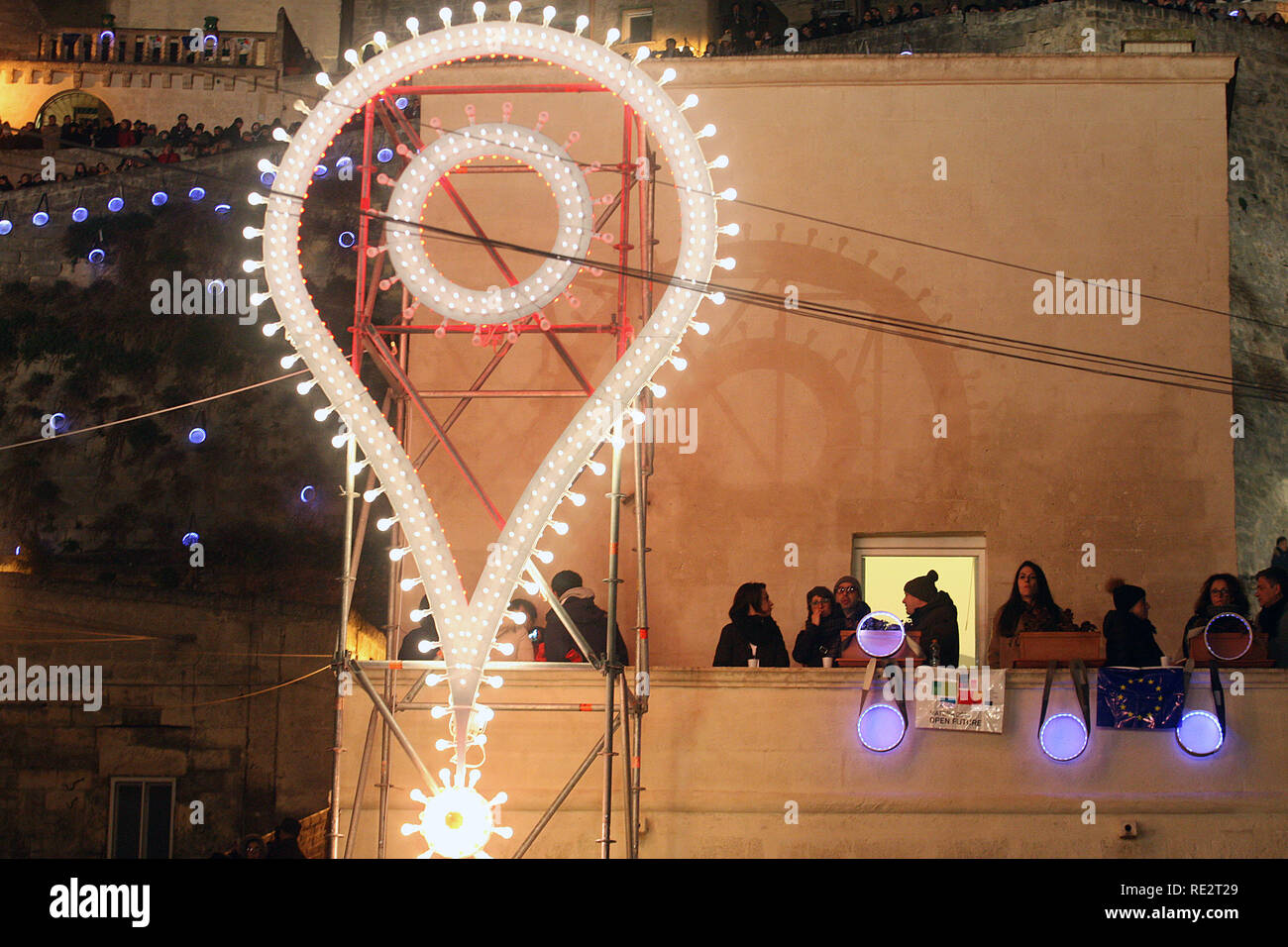 Foto Donato Fasano - LaPresse 19 01 2019 - Matera Cronaca la festa ha inizio. Sette giorni dopo, Matera raggiunge sul piedistallo la tcce&# xe0 ; bulgara di Plovdiv, l'antica Filippopoli, l'altra capitale dell'anno, una rappresentanza della quale&# xe0 de r-s ; ospite della maligna arte inaugurale. Sono il Presidente della Repubblica Sergio Mattarella, il presidente del Consiglio dei Ministri Giuseppe Conte, e il Ministro per i Beni e le attivit&# xe0 ; culturali Alberto Bonisoli le personalit&# xe0 ; che rendono omaggio a Matera 2019 e al traguardo raggiunto da una tcce&# xe0 ; colomba nel dopoguerra je Sass Banque D'Images