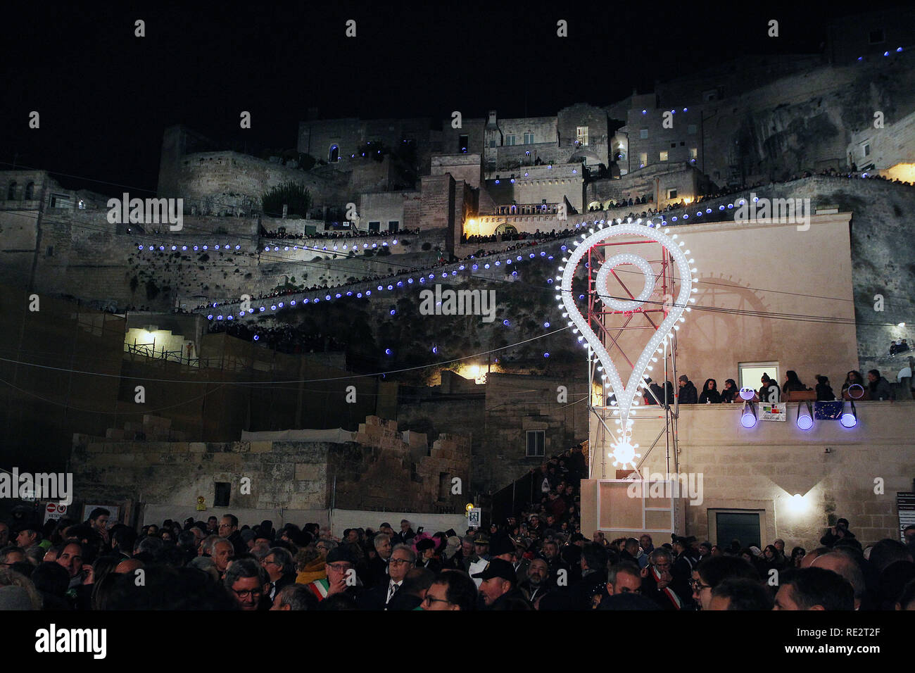 Foto Donato Fasano - LaPresse 19 01 2019 - Matera Cronaca la festa ha inizio. Sette giorni dopo, Matera raggiunge sul piedistallo la tcce&# xe0 ; bulgara di Plovdiv, l'antica Filippopoli, l'altra capitale dell'anno, una rappresentanza della quale&# xe0 de r-s ; ospite della maligna arte inaugurale. Sono il Presidente della Repubblica Sergio Mattarella, il presidente del Consiglio dei Ministri Giuseppe Conte, e il Ministro per i Beni e le attivit&# xe0 ; culturali Alberto Bonisoli le personalit&# xe0 ; che rendono omaggio a Matera 2019 e al traguardo raggiunto da una tcce&# xe0 ; colomba nel dopoguerra je Sass Banque D'Images