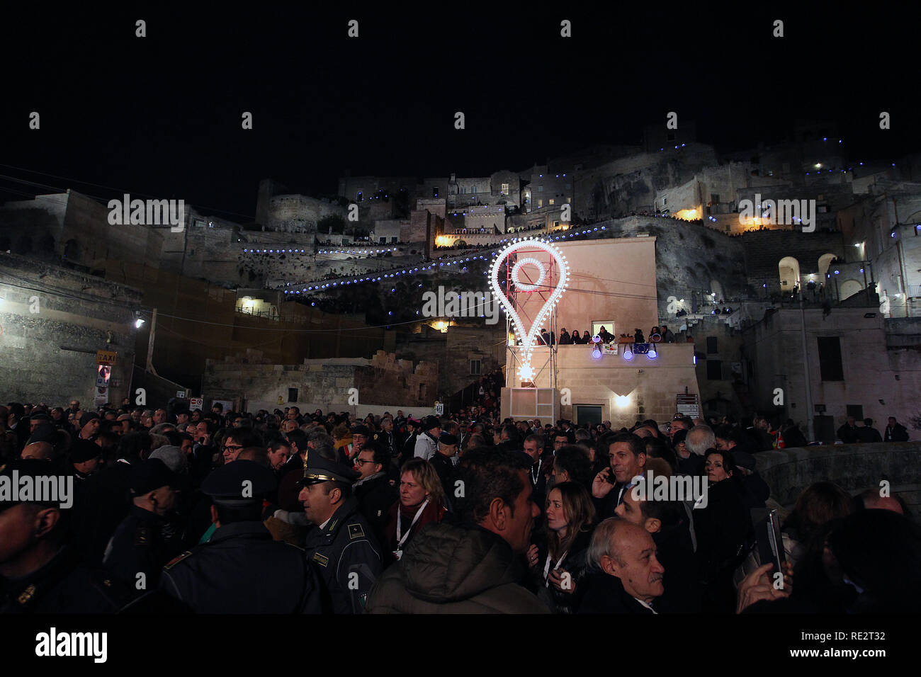 Foto Donato Fasano - LaPresse 19 01 2019 - Matera Cronaca la festa ha inizio. Sette giorni dopo, Matera raggiunge sul piedistallo la tcce&# xe0 ; bulgara di Plovdiv, l'antica Filippopoli, l'altra capitale dell'anno, una rappresentanza della quale&# xe0 de r-s ; ospite della maligna arte inaugurale. Sono il Presidente della Repubblica Sergio Mattarella, il presidente del Consiglio dei Ministri Giuseppe Conte, e il Ministro per i Beni e le attivit&# xe0 ; culturali Alberto Bonisoli le personalit&# xe0 ; che rendono omaggio a Matera 2019 e al traguardo raggiunto da una tcce&# xe0 ; colomba nel dopoguerra je Sass Banque D'Images