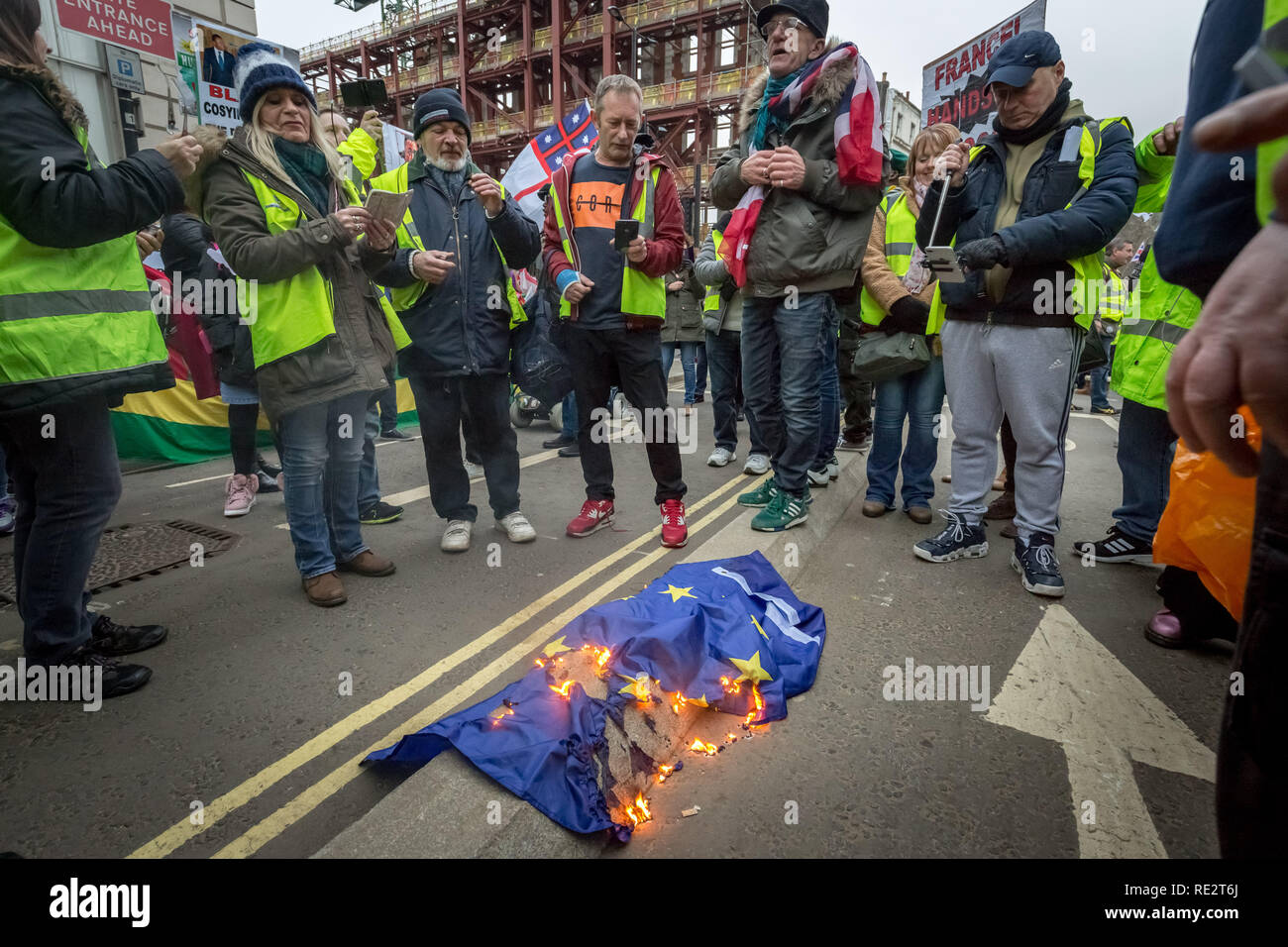 Londres, Royaume-Uni. 19 janvier 2019. Pro-Brexit se fait appeler les manifestants jaune 'UK' circulation bloquer les routes et de la circulation, à Westminster. Crédit : Guy Josse/Alamy Live News Banque D'Images