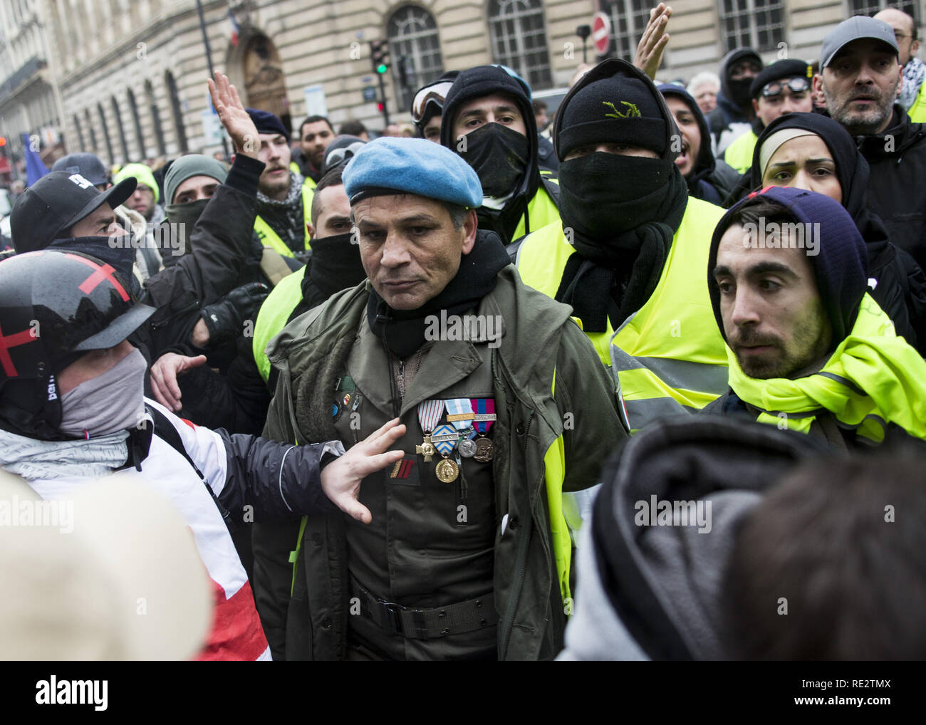 Paris, France. 19 Jan, 2019. 19 janvier : French yellow vestes (gilets  jaunes) en conflit avec les manifestants à la police anti-émeute française  au cours de la démonstration contre la détérioration des