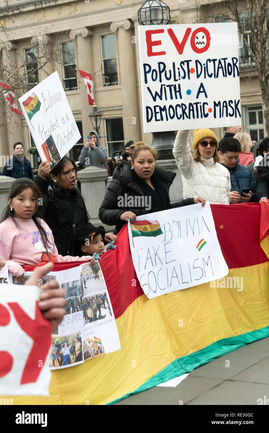 Londres, Royaume-Uni. 19 janvier 2019. Les boliviens ont protesté à Trafalgar Square contre le président Evo Morales de la Bolivie après le Tribunal électoral a déclaré en décembre qu'il ne pouvait se présenter à un quatrième mandat en novembre 2019 les élections, pour lesquelles il y a des primaires le 27 janvier. Morales a été élu en 2005 et a appuyé la constitution de 2009 qui n'autorise que deux mandats consécutifs. Un changement pour permettre à plus de justesse a été rejetée par un référendum le 21 mai 2016. Crédit : Peter Marshall/Alamy Live News Banque D'Images