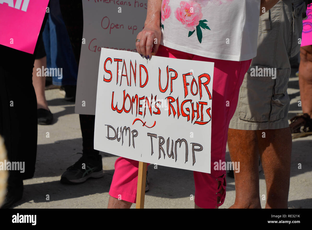 Melbourne, en Floride. USA. 19 janvier, 2019. Brandissant la bannière des centaines de manifestants ont défilé à travers l'eau Gallie Causeway de la femme, mars 2019 la mission 2019 qui est "la vérité au pouvoir. La tenue de nos politiciens responsables" Marches ont eu lieu si l'Amérique de la fin de semaine. La Marche des femmes est un mouvement national d'unifier et de donner à tout le monde qui se tient pour les droits de l'homme, les libertés civiles, et de la justice sociale pour tous. Crédit photo Julian Poireau / Alamy Live News Banque D'Images