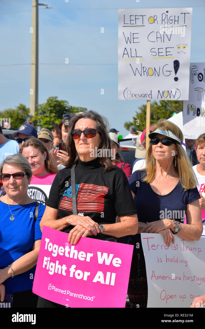 Melbourne, en Floride. USA. 19 janvier, 2019. Brandissant la bannière des centaines de manifestants ont défilé à travers l'eau Gallie Causeway de la femme, mars 2019 la mission 2019 qui est "la vérité au pouvoir. La tenue de nos politiciens responsables" Marches ont eu lieu si l'Amérique de la fin de semaine. La Marche des femmes est un mouvement national d'unifier et de donner à tout le monde qui se tient pour les droits de l'homme, les libertés civiles, et de la justice sociale pour tous. Crédit photo Julian Poireau / Alamy Live News Banque D'Images
