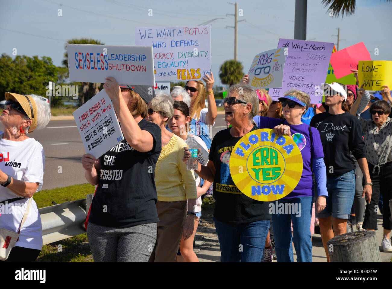 Melbourne, en Floride. USA. 19 janvier, 2019. Brandissant la bannière des centaines de manifestants ont défilé à travers l'eau Gallie Causeway de la femme, mars 2019 la mission 2019 qui est "la vérité au pouvoir. La tenue de nos politiciens responsables" Marches ont eu lieu si l'Amérique de la fin de semaine. La Marche des femmes est un mouvement national d'unifier et de donner à tout le monde qui se tient pour les droits de l'homme, les libertés civiles, et de la justice sociale pour tous. Crédit photo Julian Poireau / Alamy Live News Banque D'Images