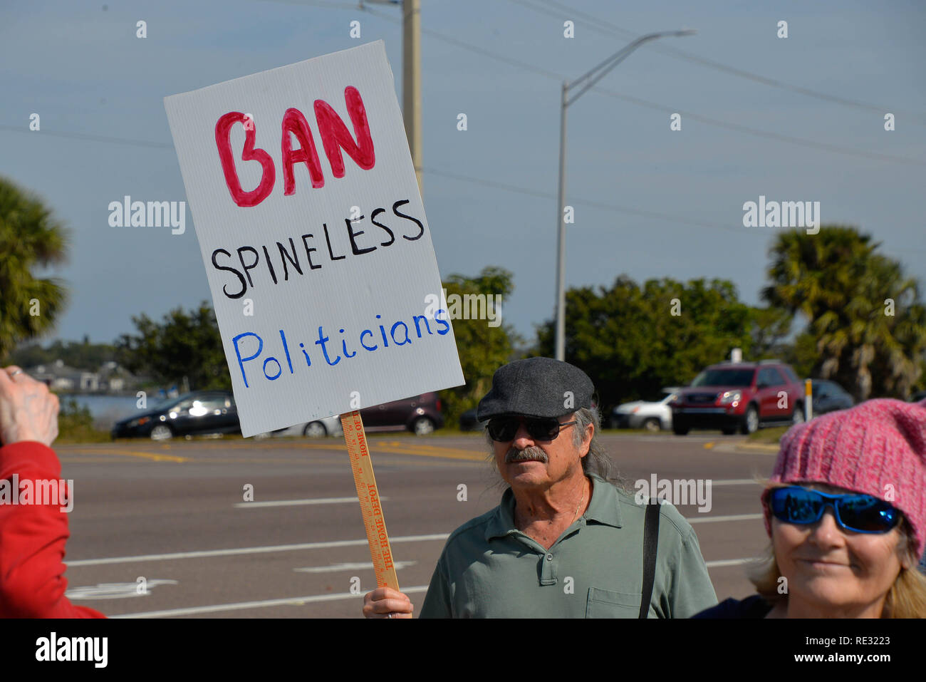 Melbourne, en Floride. USA. 19 janvier, 2019. Brandissant la bannière des centaines de manifestants ont défilé à travers l'eau Gallie Causeway de la femme, mars 2019 la mission 2019 qui est "la vérité au pouvoir. La tenue de nos politiciens responsables" Marches ont eu lieu si l'Amérique de la fin de semaine. La Marche des femmes est un mouvement national d'unifier et de donner à tout le monde qui se tient pour les droits de l'homme, les libertés civiles, et de la justice sociale pour tous. Crédit photo Julian Poireau / Alamy Live News Banque D'Images