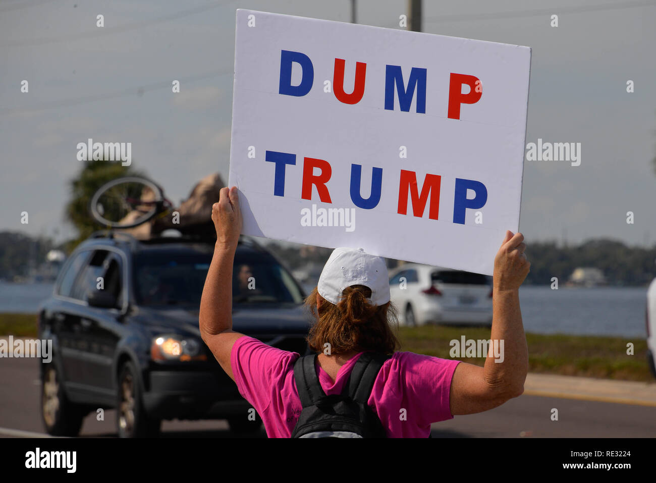 Melbourne, en Floride. USA. 19 janvier, 2019. Brandissant la bannière des centaines de manifestants ont défilé à travers l'eau Gallie Causeway de la femme, mars 2019 la mission 2019 qui est "la vérité au pouvoir. La tenue de nos politiciens responsables" Marches ont eu lieu si l'Amérique de la fin de semaine. La Marche des femmes est un mouvement national d'unifier et de donner à tout le monde qui se tient pour les droits de l'homme, les libertés civiles, et de la justice sociale pour tous. Crédit photo Julian Poireau / Alamy Live News Banque D'Images
