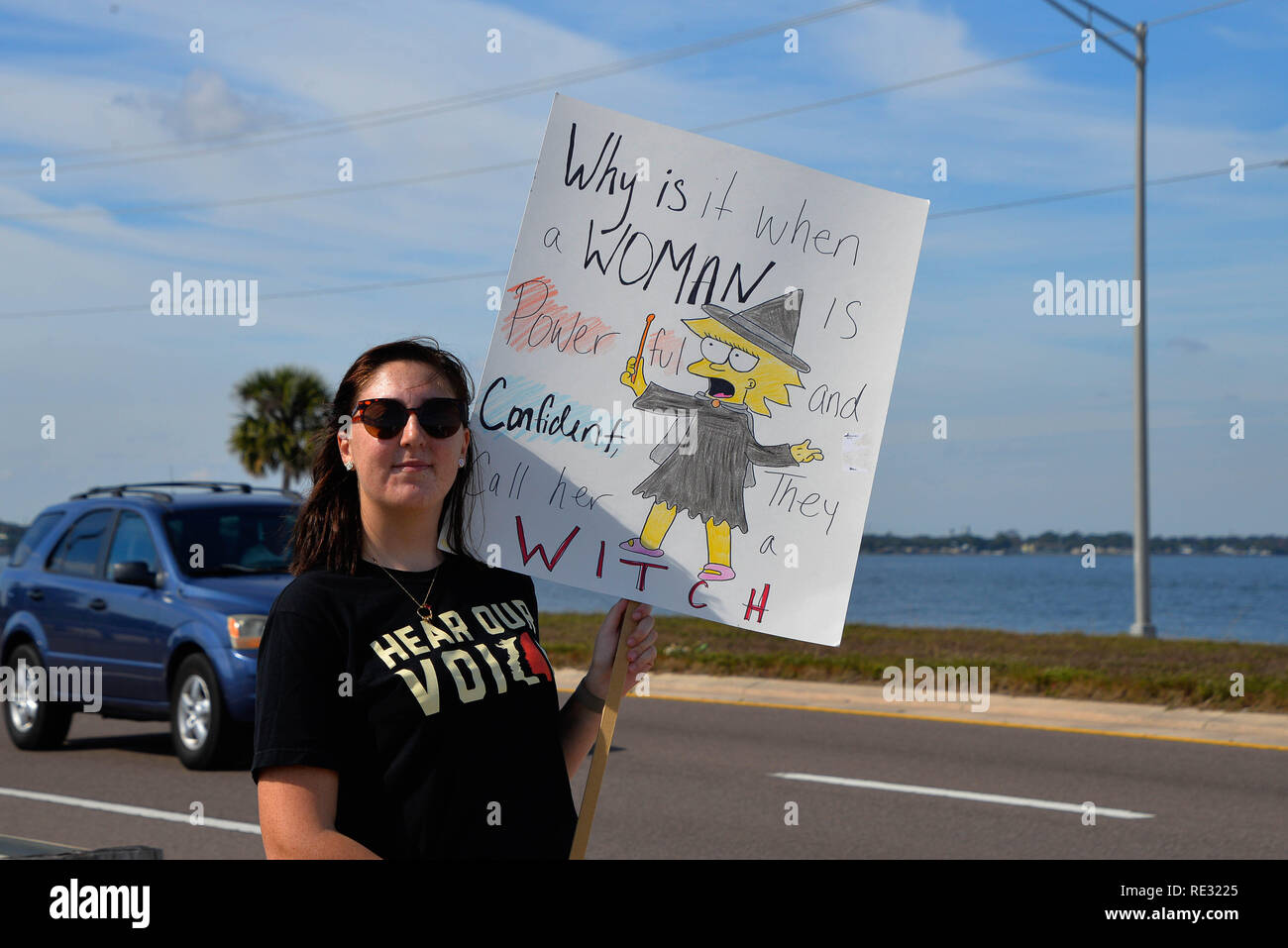 Melbourne, en Floride. USA. 19 janvier, 2019. Brandissant la bannière des centaines de manifestants ont défilé à travers l'eau Gallie Causeway de la femme, mars 2019 la mission 2019 qui est "la vérité au pouvoir. La tenue de nos politiciens responsables" Marches ont eu lieu si l'Amérique de la fin de semaine. La Marche des femmes est un mouvement national d'unifier et de donner à tout le monde qui se tient pour les droits de l'homme, les libertés civiles, et de la justice sociale pour tous. Crédit photo Julian Poireau / Alamy Live News Banque D'Images