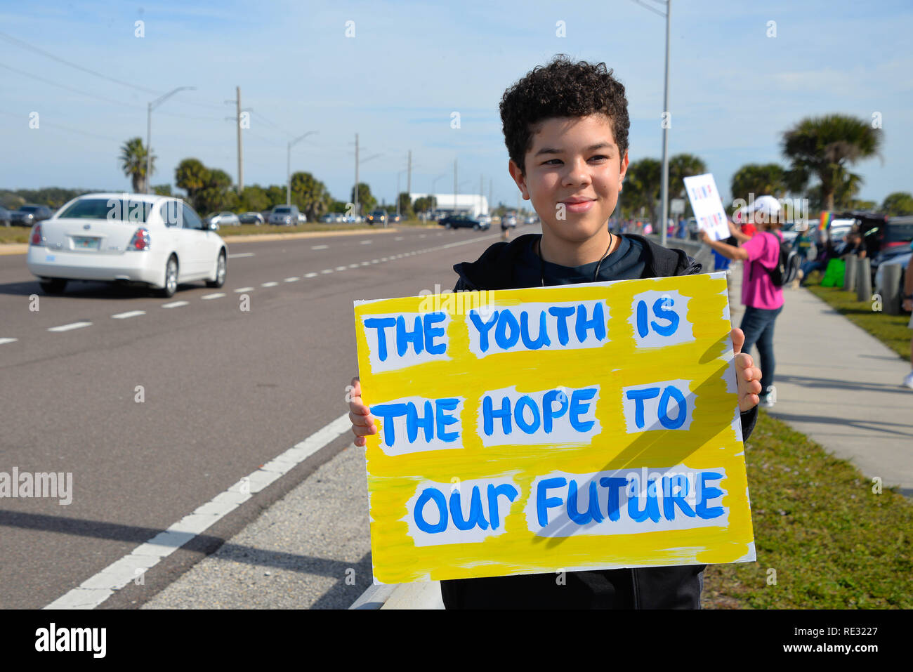 Melbourne, en Floride. USA. 19 janvier, 2019. Brandissant la bannière des centaines de manifestants ont défilé à travers l'eau Gallie Causeway de la femme, mars 2019 la mission 2019 qui est "la vérité au pouvoir. La tenue de nos politiciens responsables" Marches ont eu lieu si l'Amérique de la fin de semaine. La Marche des femmes est un mouvement national d'unifier et de donner à tout le monde qui se tient pour les droits de l'homme, les libertés civiles, et de la justice sociale pour tous. Crédit photo Julian Poireau / Alamy Live News Banque D'Images