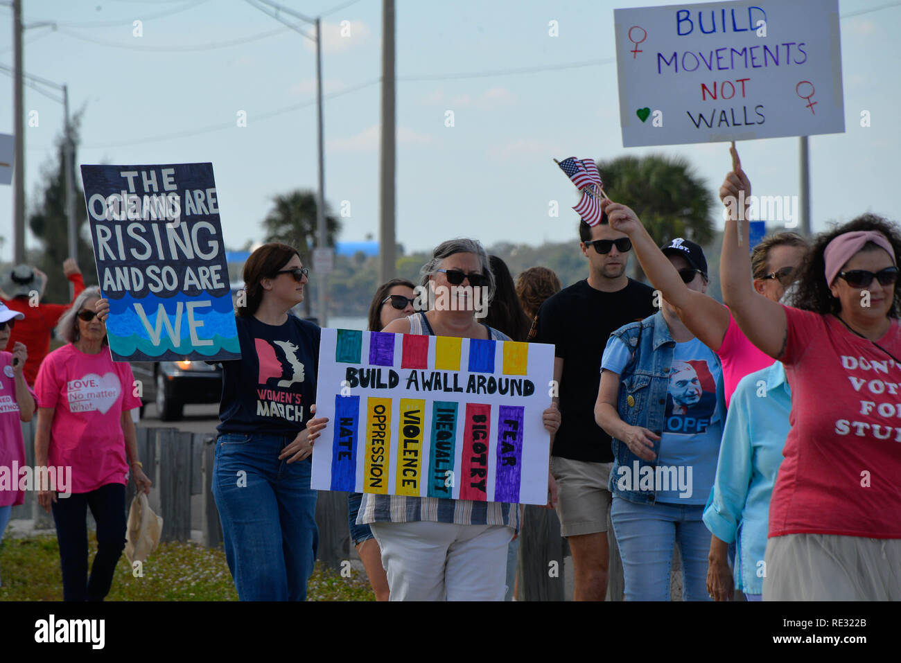 Melbourne, en Floride. USA. 19 janvier, 2019. Brandissant la bannière des centaines de manifestants ont défilé à travers l'eau Gallie Causeway de la femme, mars 2019 la mission 2019 qui est "la vérité au pouvoir. La tenue de nos politiciens responsables" Marches ont eu lieu si l'Amérique de la fin de semaine. La Marche des femmes est un mouvement national d'unifier et de donner à tout le monde qui se tient pour les droits de l'homme, les libertés civiles, et de la justice sociale pour tous. Crédit photo Julian Poireau / Alamy Live News Banque D'Images