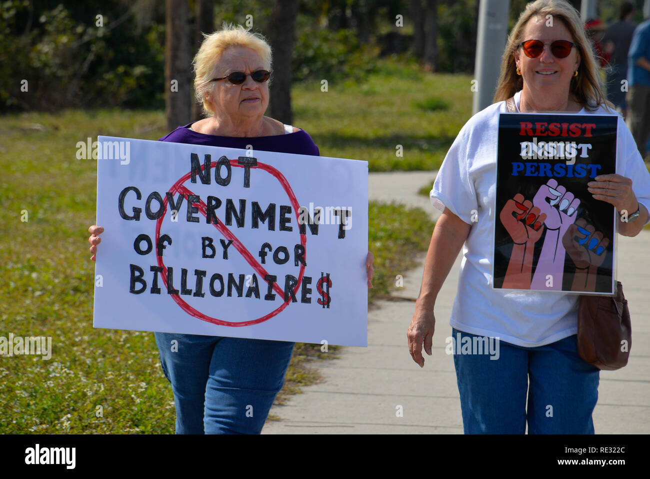 Melbourne, en Floride. USA. 19 janvier, 2019. Brandissant la bannière des centaines de manifestants ont défilé à travers l'eau Gallie Causeway de la femme, mars 2019 la mission 2019 qui est "la vérité au pouvoir. La tenue de nos politiciens responsables" Marches ont eu lieu si l'Amérique de la fin de semaine. La Marche des femmes est un mouvement national d'unifier et de donner à tout le monde qui se tient pour les droits de l'homme, les libertés civiles, et de la justice sociale pour tous. Crédit photo Julian Poireau / Alamy Live News Banque D'Images