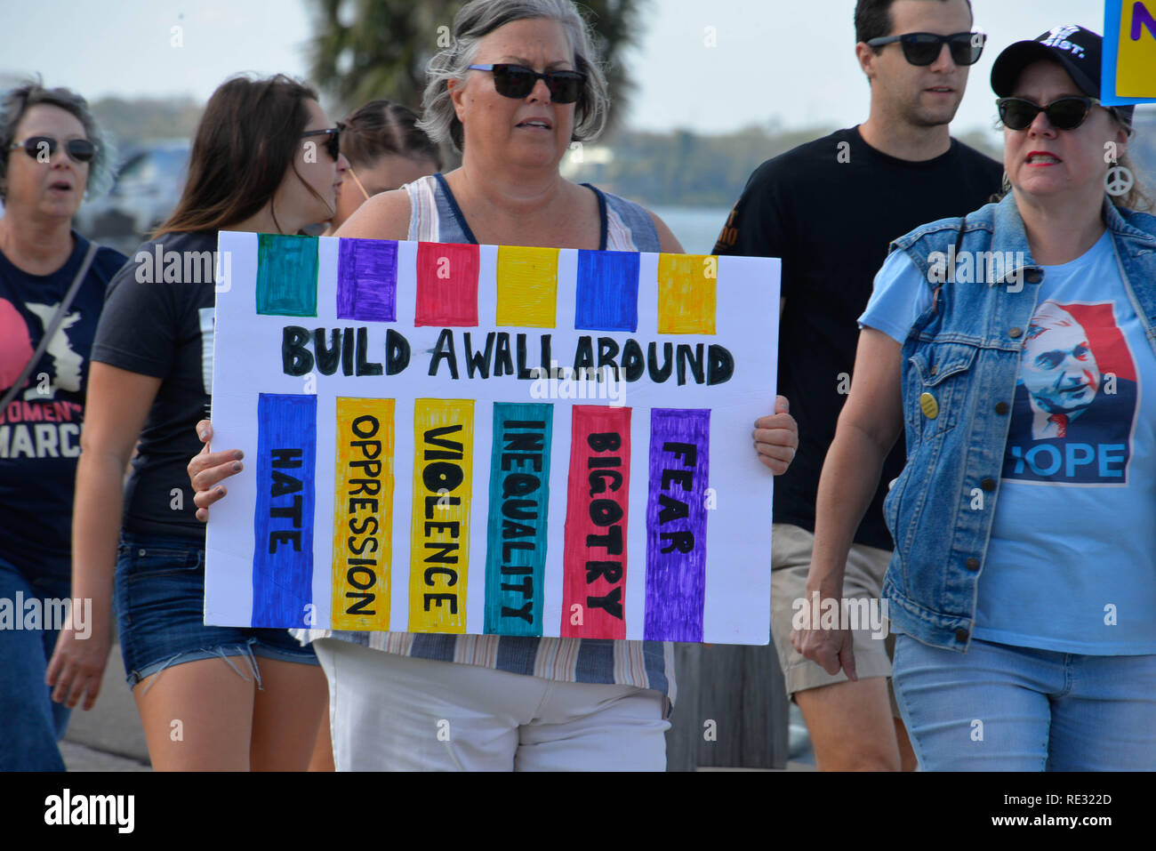 Melbourne, en Floride. USA. 19 janvier, 2019. Brandissant la bannière des centaines de manifestants ont défilé à travers l'eau Gallie Causeway de la femme, mars 2019 la mission 2019 qui est "la vérité au pouvoir. La tenue de nos politiciens responsables" Marches ont eu lieu si l'Amérique de la fin de semaine. La Marche des femmes est un mouvement national d'unifier et de donner à tout le monde qui se tient pour les droits de l'homme, les libertés civiles, et de la justice sociale pour tous. Crédit photo Julian Poireau / Alamy Live News Banque D'Images