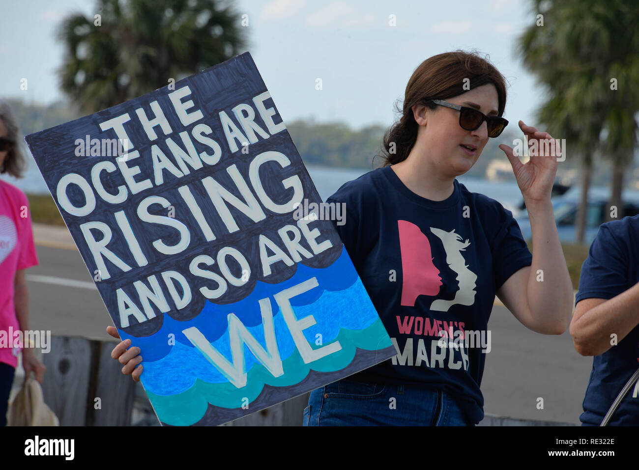 Melbourne, en Floride. USA. 19 janvier, 2019. Brandissant la bannière des centaines de manifestants ont défilé à travers l'eau Gallie Causeway de la femme, mars 2019 la mission 2019 qui est "la vérité au pouvoir. La tenue de nos politiciens responsables" Marches ont eu lieu si l'Amérique de la fin de semaine. La Marche des femmes est un mouvement national d'unifier et de donner à tout le monde qui se tient pour les droits de l'homme, les libertés civiles, et de la justice sociale pour tous. Crédit photo Julian Poireau / Alamy Live News Banque D'Images