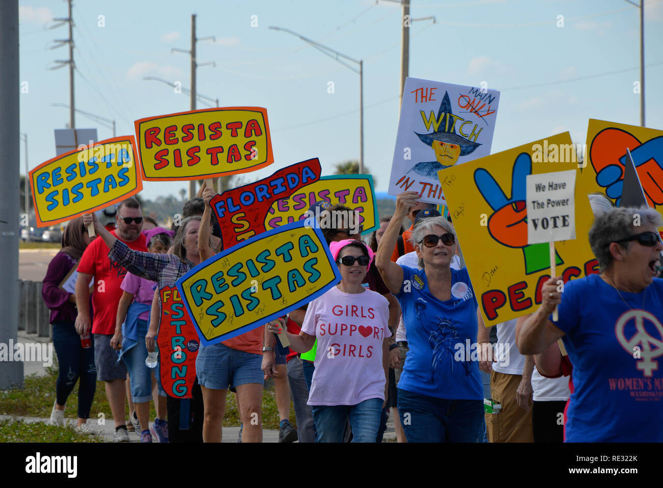 Melbourne, en Floride. USA. 19 janvier, 2019. Brandissant la bannière des centaines de manifestants ont défilé à travers l'eau Gallie Causeway de la femme, mars 2019 la mission 2019 qui est "la vérité au pouvoir. La tenue de nos politiciens responsables" Marches ont eu lieu si l'Amérique de la fin de semaine. La Marche des femmes est un mouvement national d'unifier et de donner à tout le monde qui se tient pour les droits de l'homme, les libertés civiles, et de la justice sociale pour tous. Crédit photo Julian Poireau / Alamy Live News Banque D'Images