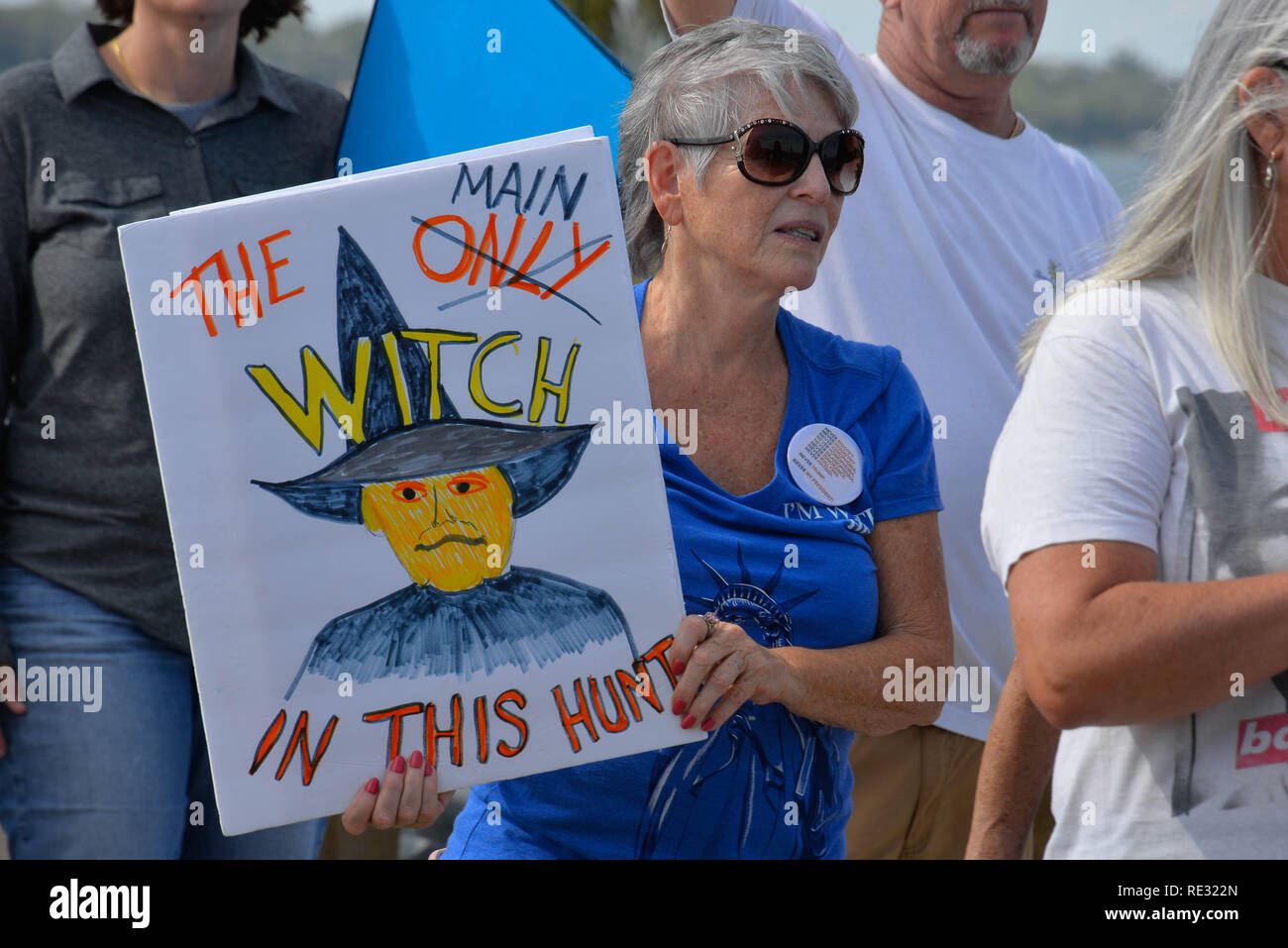 Melbourne, en Floride. USA. 19 janvier, 2019. Brandissant la bannière des centaines de manifestants ont défilé à travers l'eau Gallie Causeway de la femme, mars 2019 la mission 2019 qui est "la vérité au pouvoir. La tenue de nos politiciens responsables" Marches ont eu lieu si l'Amérique de la fin de semaine. La Marche des femmes est un mouvement national d'unifier et de donner à tout le monde qui se tient pour les droits de l'homme, les libertés civiles, et de la justice sociale pour tous. Crédit photo Julian Poireau / Alamy Live News Banque D'Images