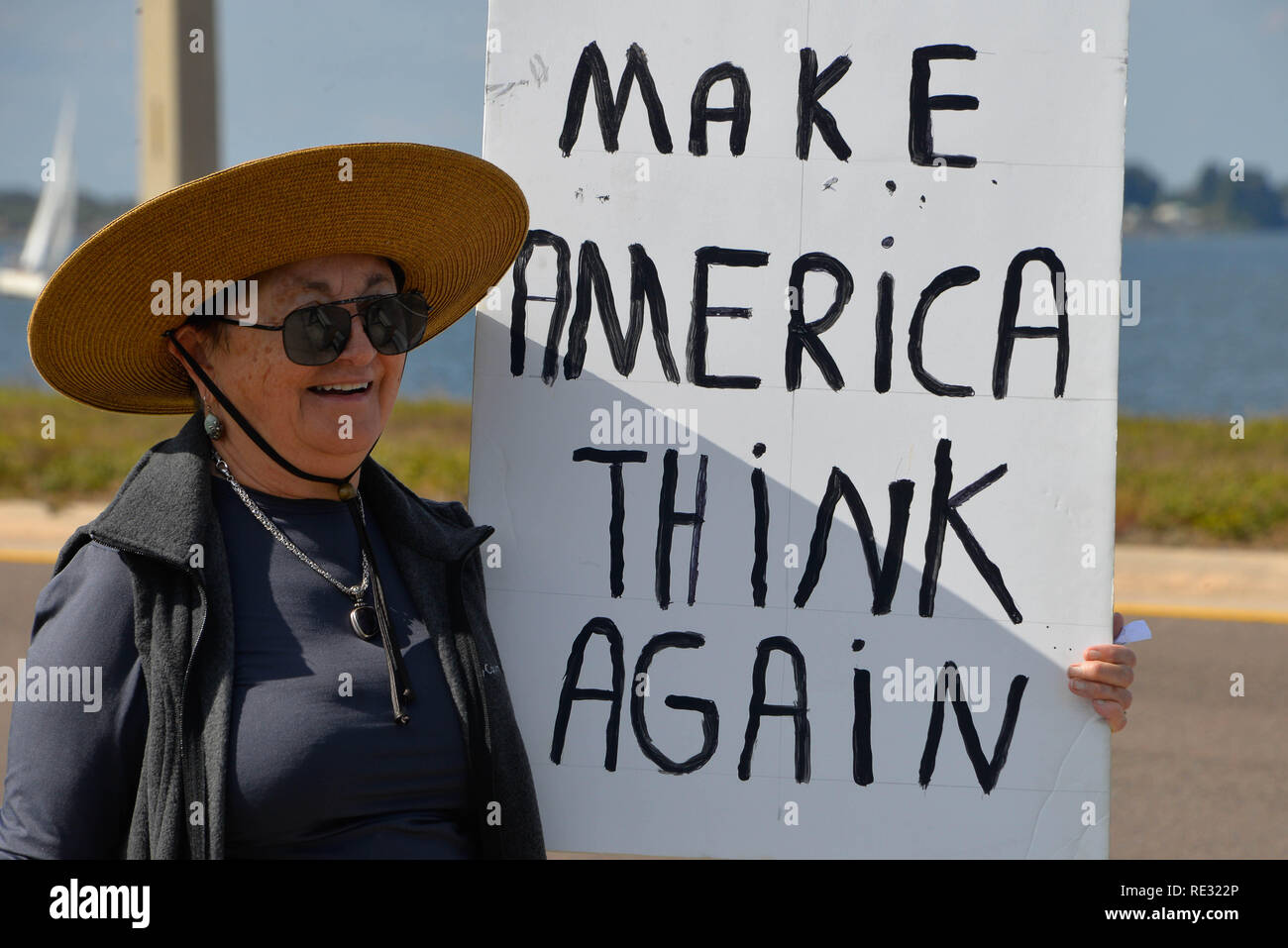 Melbourne, en Floride. USA. 19 janvier, 2019. Brandissant la bannière des centaines de manifestants ont défilé à travers l'eau Gallie Causeway de la femme, mars 2019 la mission 2019 qui est "la vérité au pouvoir. La tenue de nos politiciens responsables" Marches ont eu lieu si l'Amérique de la fin de semaine. La Marche des femmes est un mouvement national d'unifier et de donner à tout le monde qui se tient pour les droits de l'homme, les libertés civiles, et de la justice sociale pour tous. Crédit photo Julian Poireau / Alamy Live News Banque D'Images