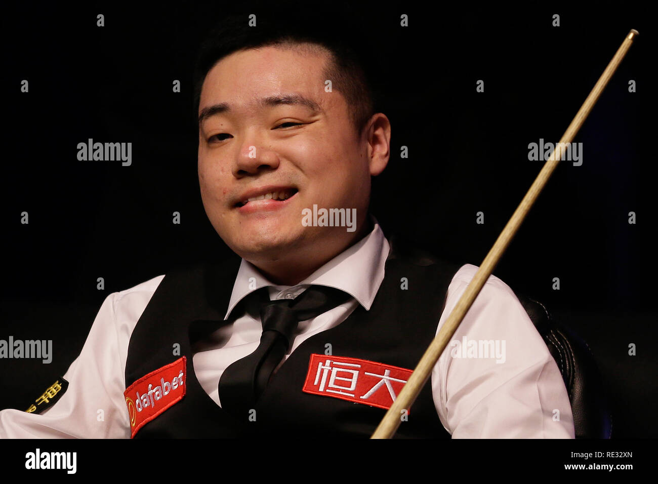 Londres, Royaume-Uni. 19 Jan, 2019. Ding Junhui de Chine a l'air déprimé après avoir raté une occasion d'une pause au cours de son 147 match de demi-finale contre Ronnie O'Sullivan, de l'Angleterre au Snooker Masters 2019 à Londres, Angleterre le 19 janvier 2019. O'Sullivan a gagné 6 à 3. Crédit : Tim Irlande/Xinhua/Alamy Live News Banque D'Images