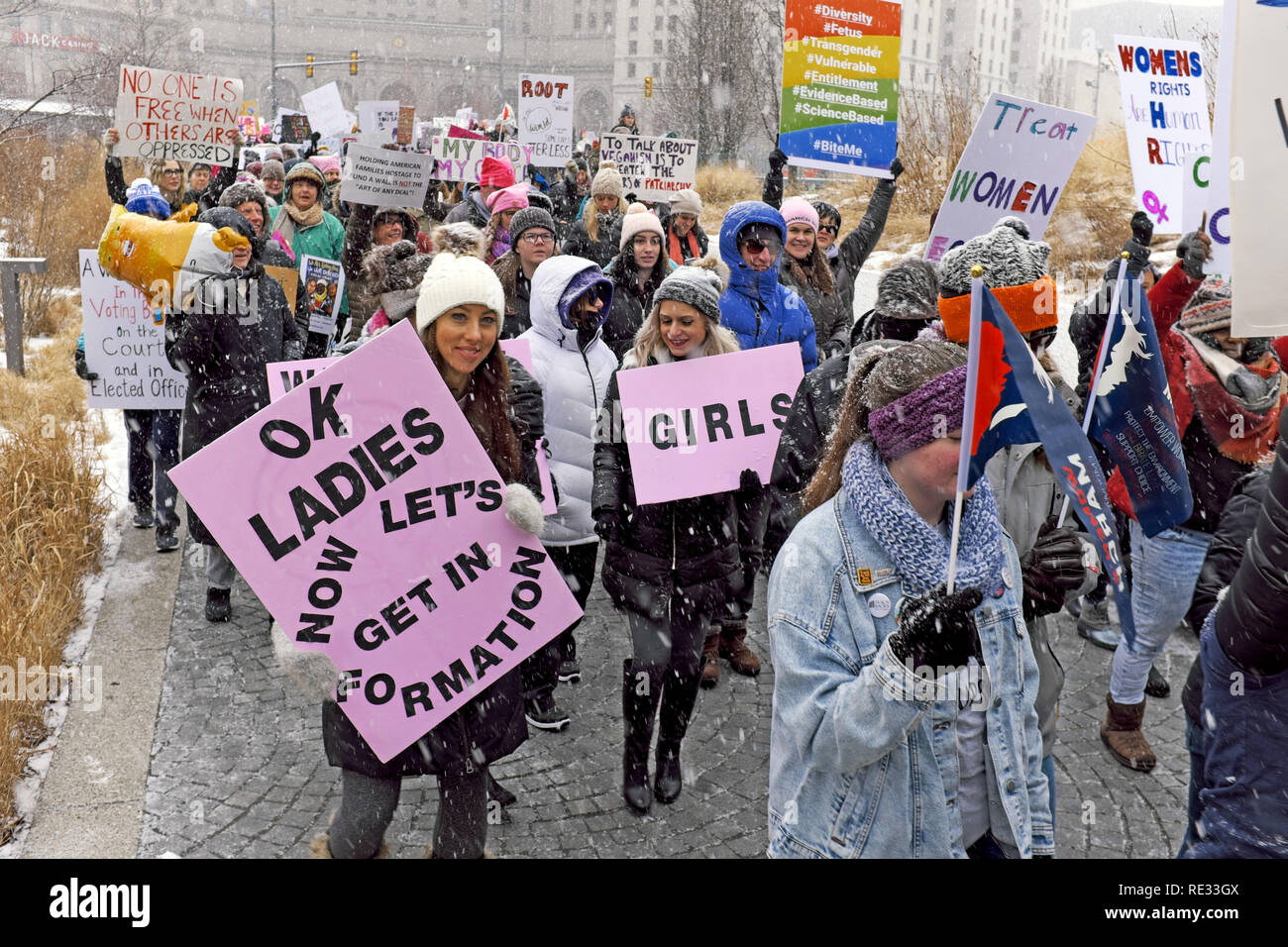 Cleveland, Ohio, USA, le 19 Jan, 2019. Les participants à la Marche des femmes 2019 et un rassemblement au centre-ville de Cleveland, Ohio, USA font leur chemin à travers la place publique avec des signes qu'ils commencent leur marche à travers la ville. Credit : Mark Kanning/Alamy Live News Banque D'Images